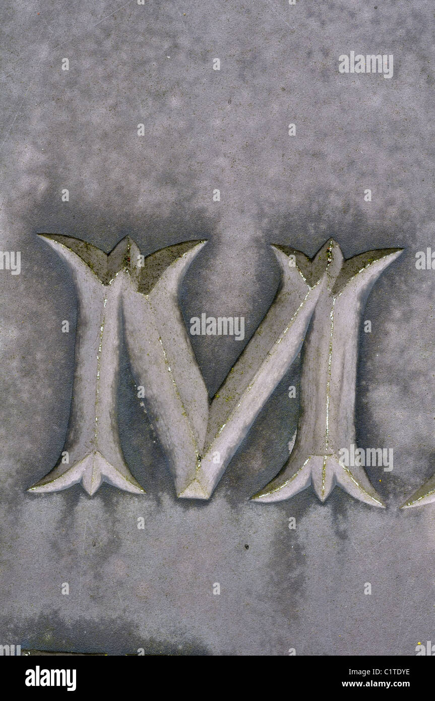 Lettre M détail de l'ardoise pierre tombale, Leicestershire, UK Banque D'Images