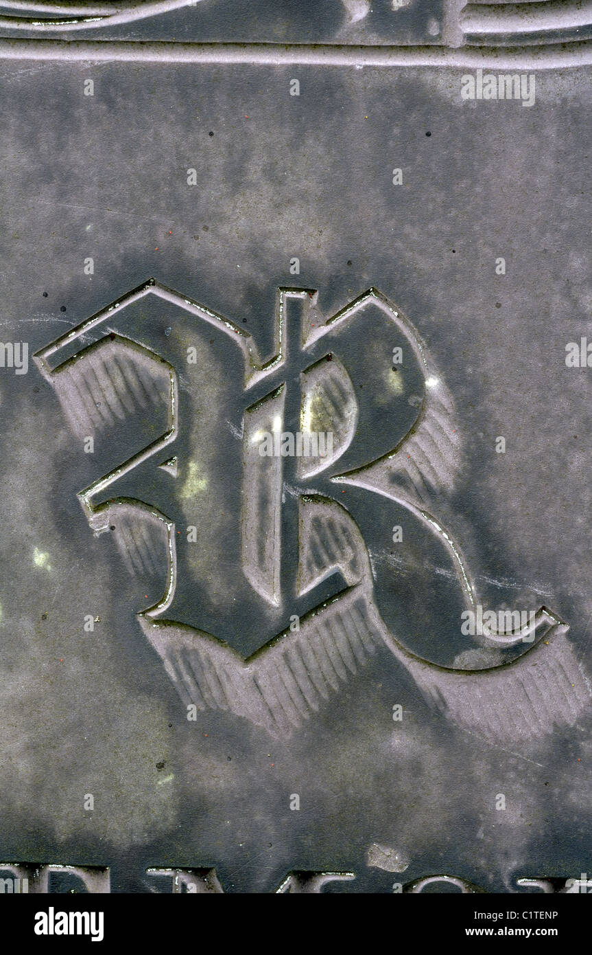 Lettre R détail de l'ardoise pierre tombale, Leicestershire, UK Banque D'Images