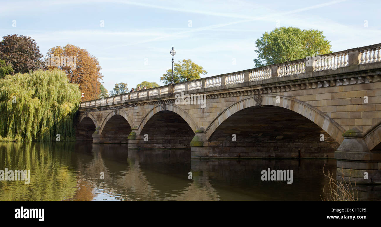 Le pont Serpentine dans les jardins de Kensington, Londres. Banque D'Images