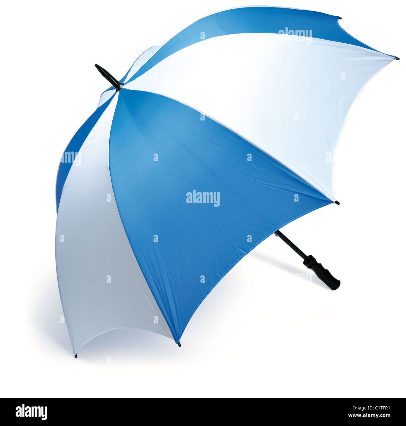 Bleu et blanc d'un grand parapluie golf sport isolé sur un fond blanc avec  chemin de travail Photo Stock - Alamy