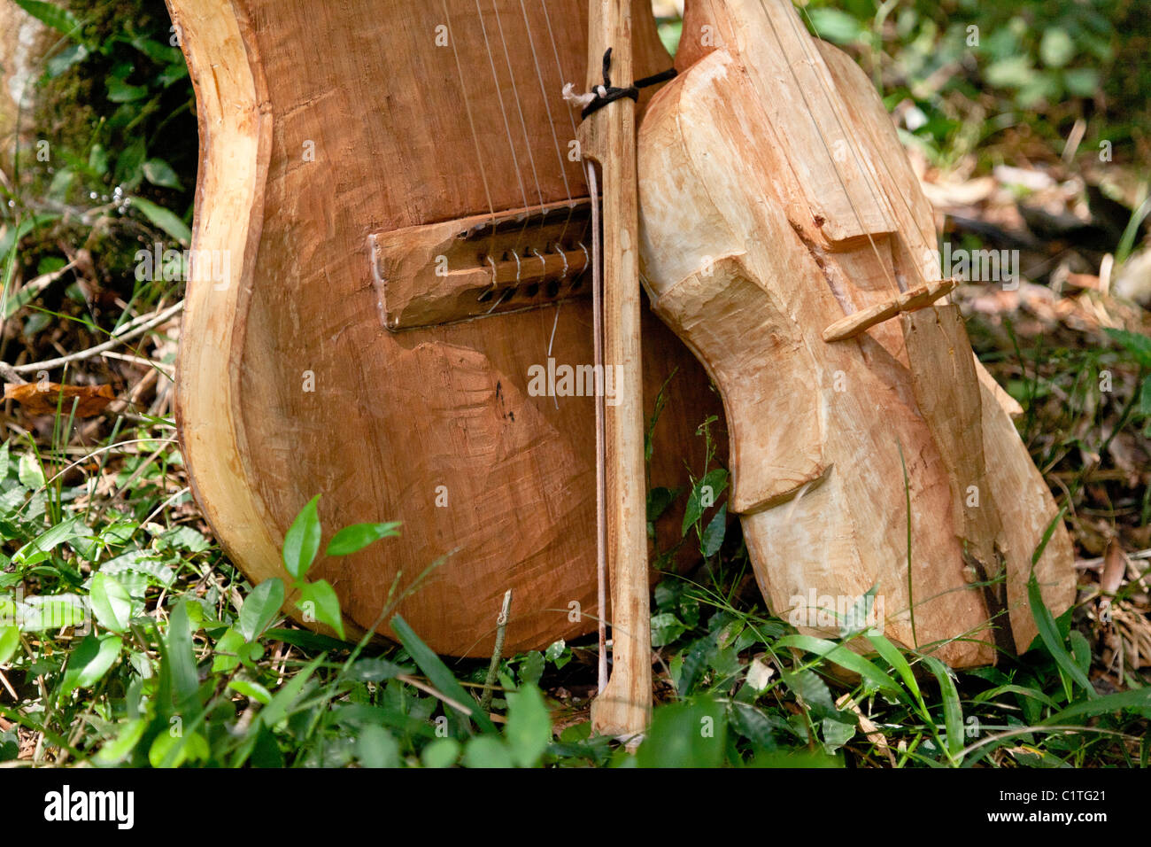 Faites à la main des Mbya Guarani les violon. Banque D'Images