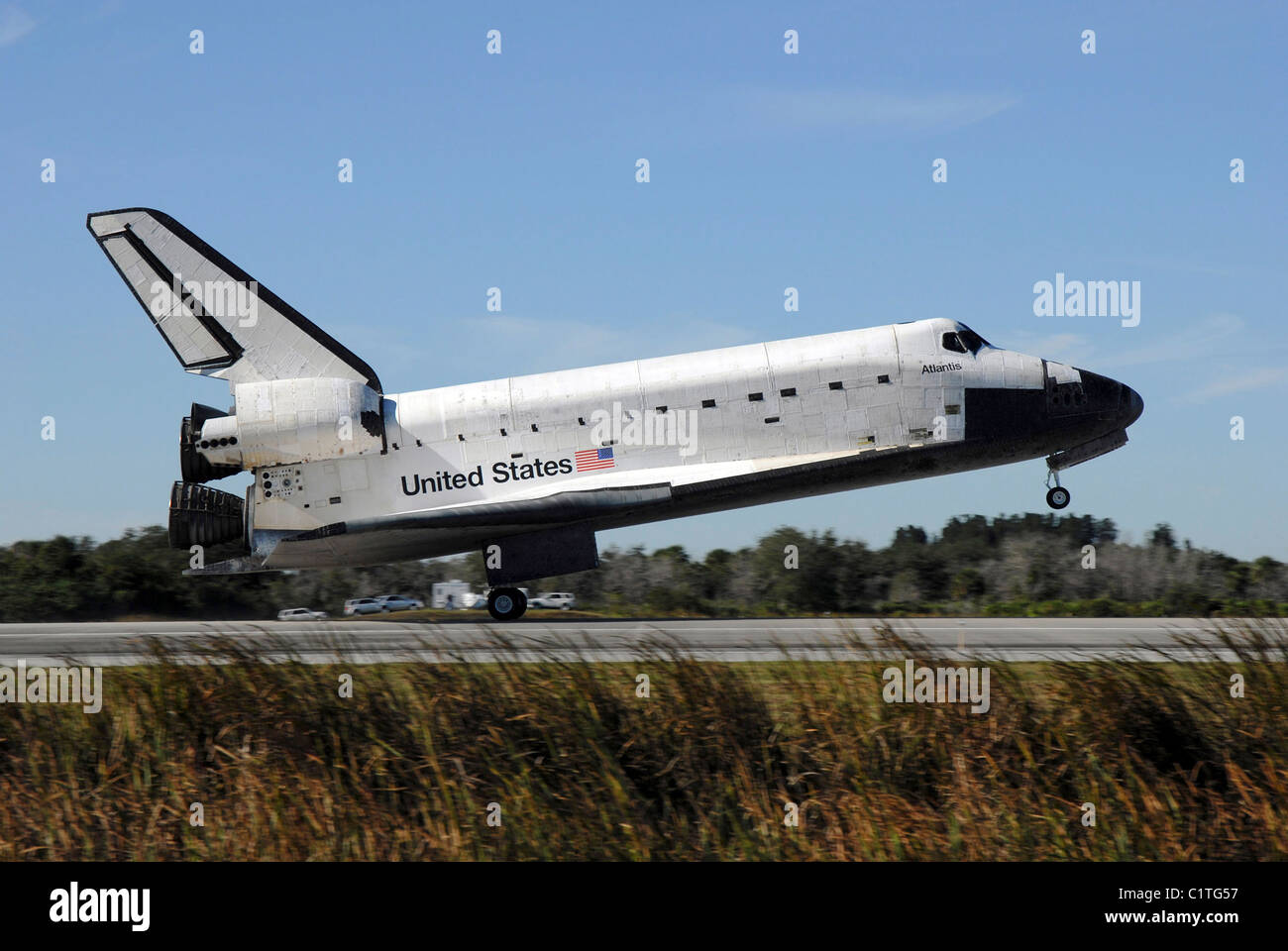 La navette spatiale Atlantis atterrit au Centre spatial Kennedy, en Floride. Banque D'Images
