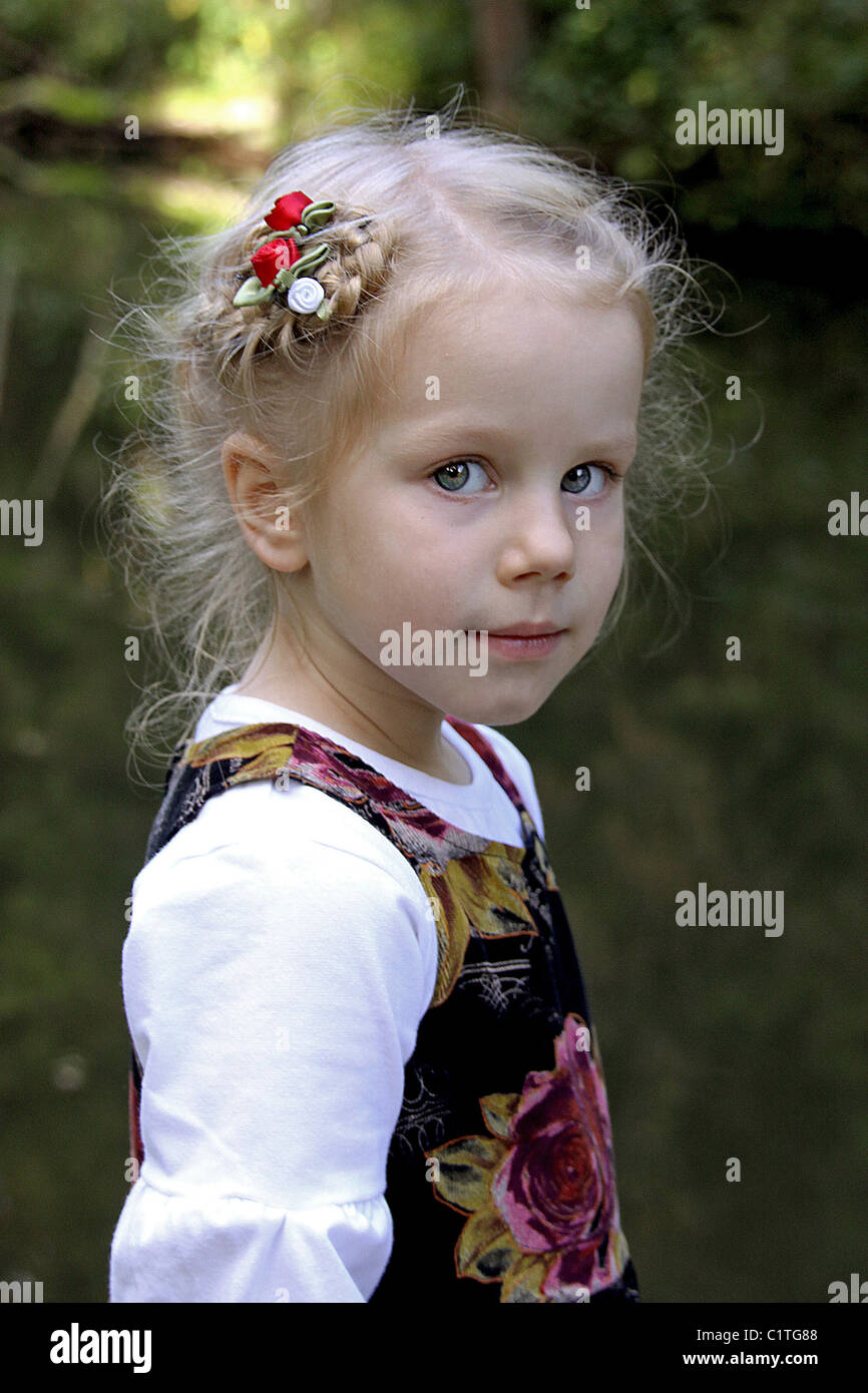 Portrait de trois ans bien habillé Caucasian Kid Girl Banque D'Images