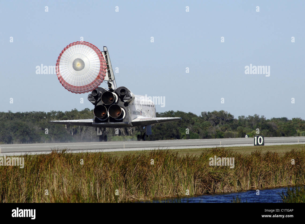 La navette spatiale Atlantis se déploie sa chute glisser lors de l'atterrissage au Centre spatial Kennedy, en Floride. Banque D'Images