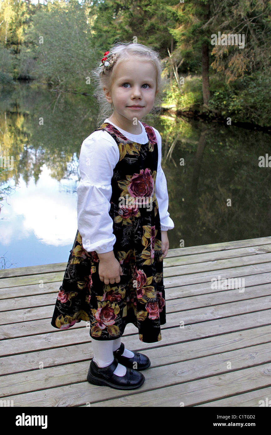 Trois ans bien habillé Caucasian Kid Girl standing on Boardwalk Banque D'Images