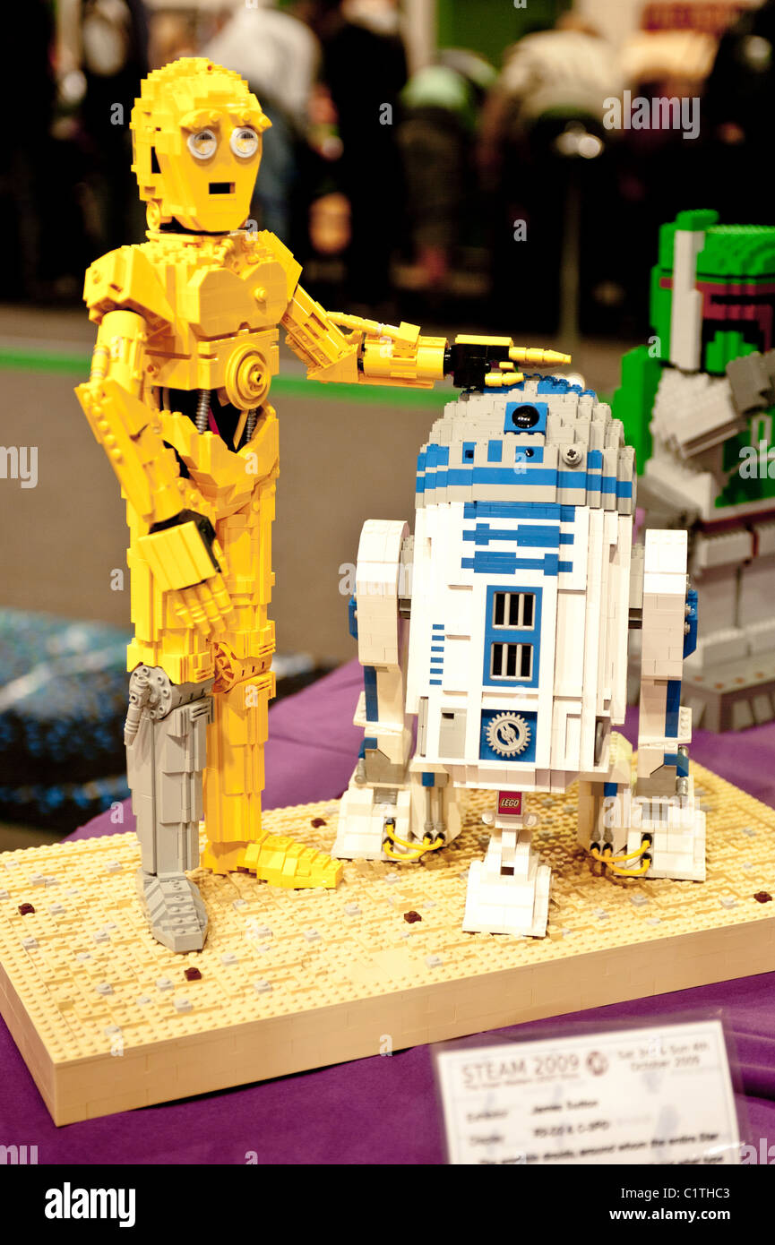 Modèles Lego Starwars des caractères C3PO et R2D2 Banque D'Images