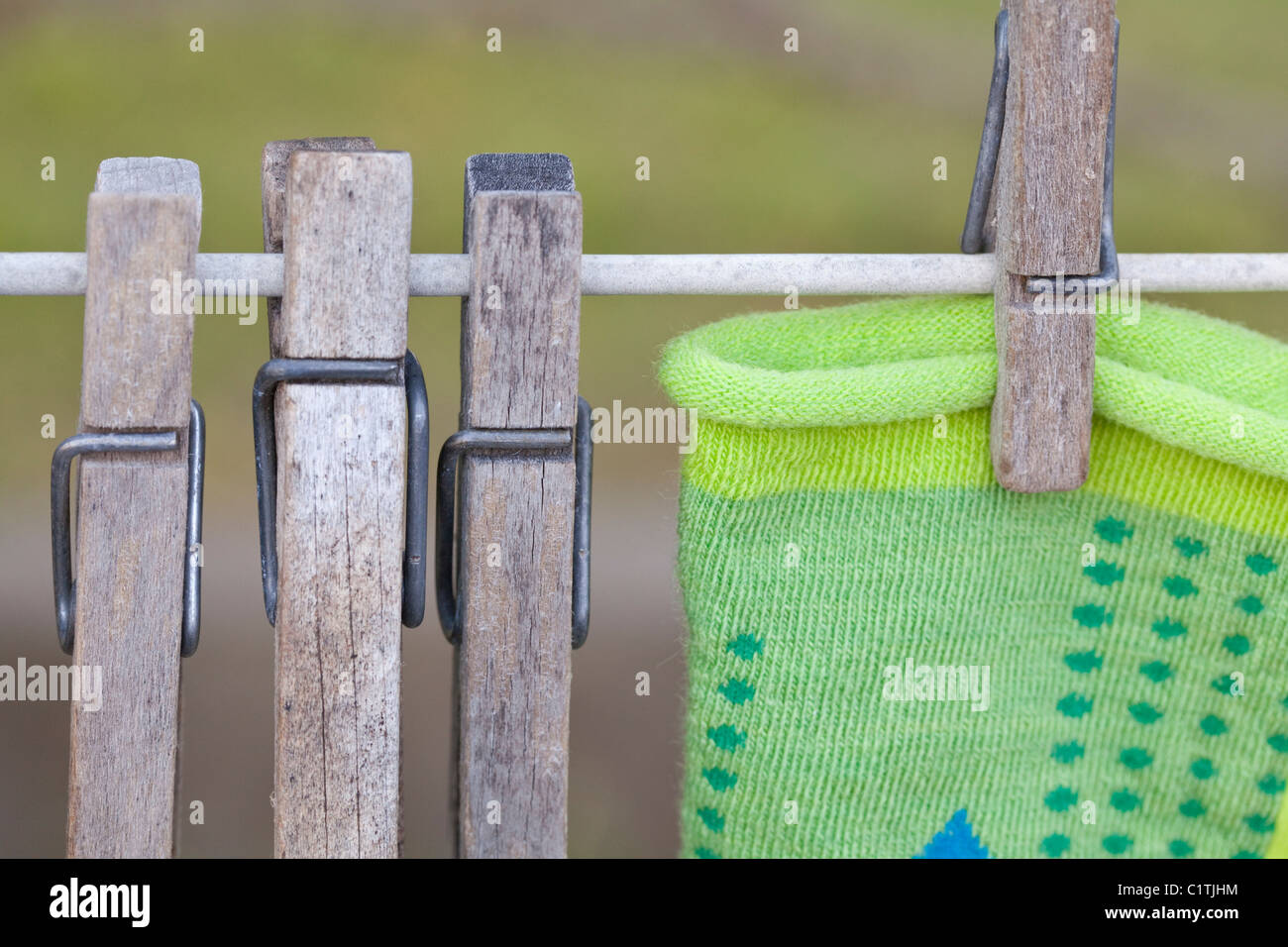 Pinces à linge en bois de Close up on clothes line Banque D'Images