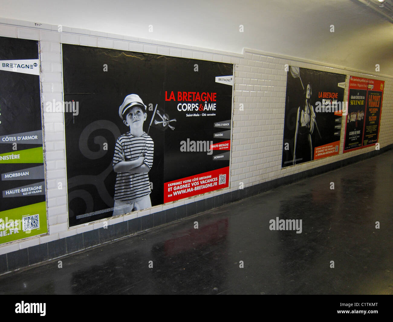 Paris, France, Français Travel Advertising Affiches on Wall in Hall, Station de métro Inside, Chatelet, panneaux d'affichage, station de métro Wall Banque D'Images