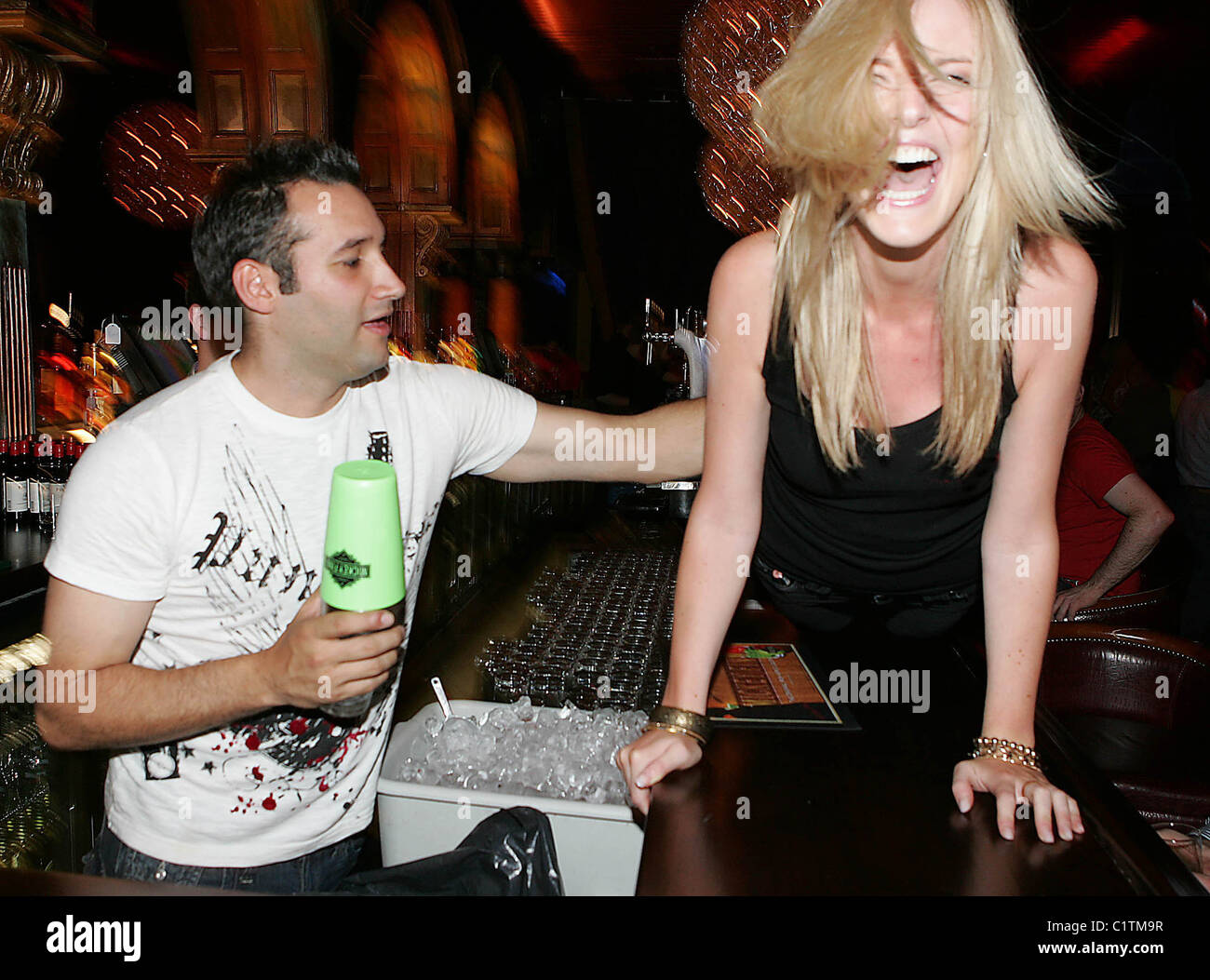 Dane Bowers Singer visite le pissenlit Bar à Stephens Green avec Hannah Coen et Claire Moore Dublin, Irlande - 02.07.09 Banque D'Images