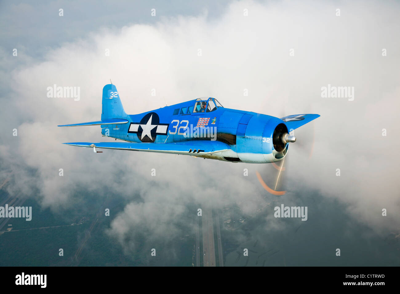 Un Grumman F6F Hellcat avion de chasse en vol au dessus de Chino, en Californie. Banque D'Images