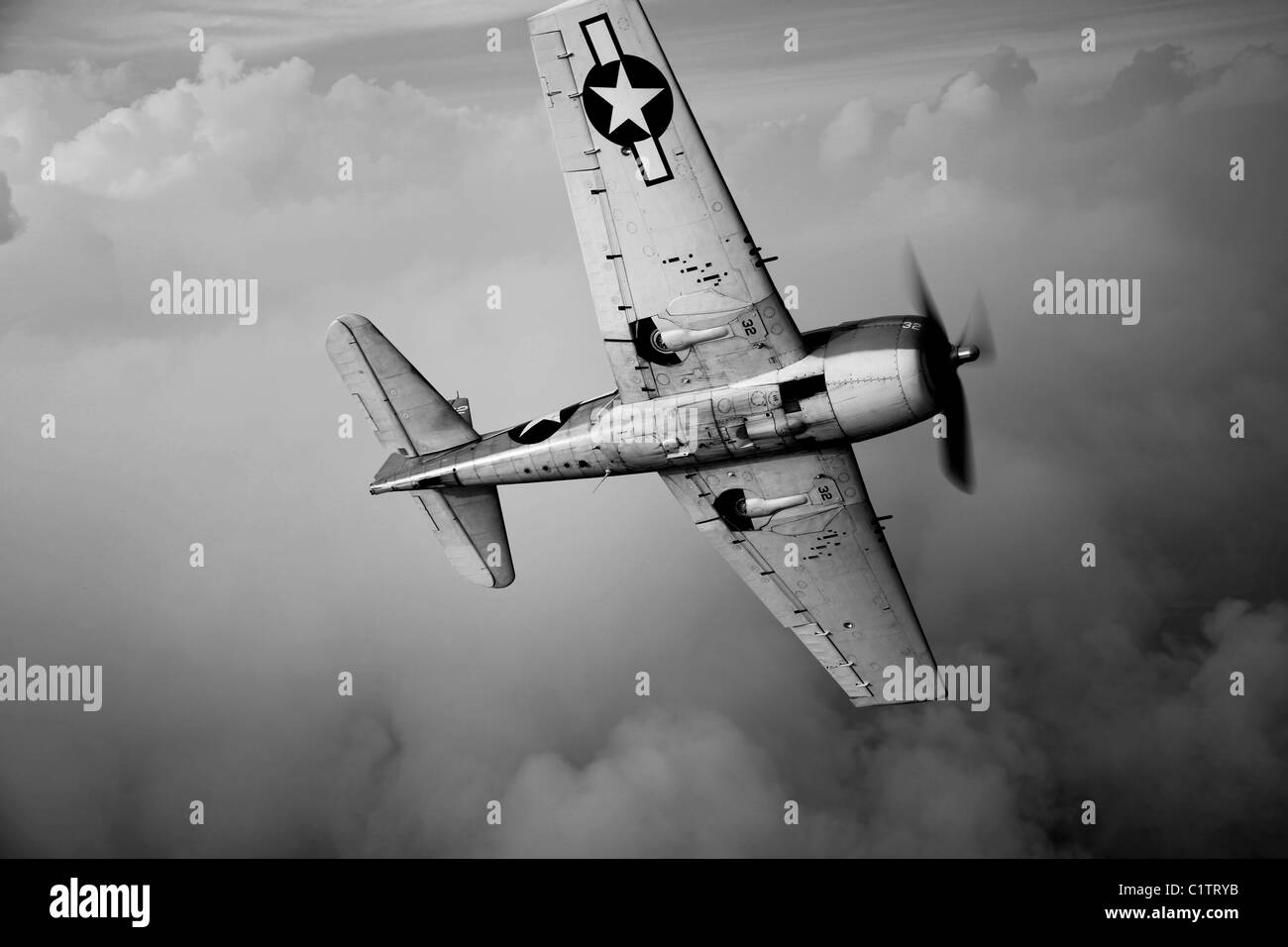 Un Grumman F6F Hellcat avion de chasse en vol au dessus de Chino, en Californie. Banque D'Images