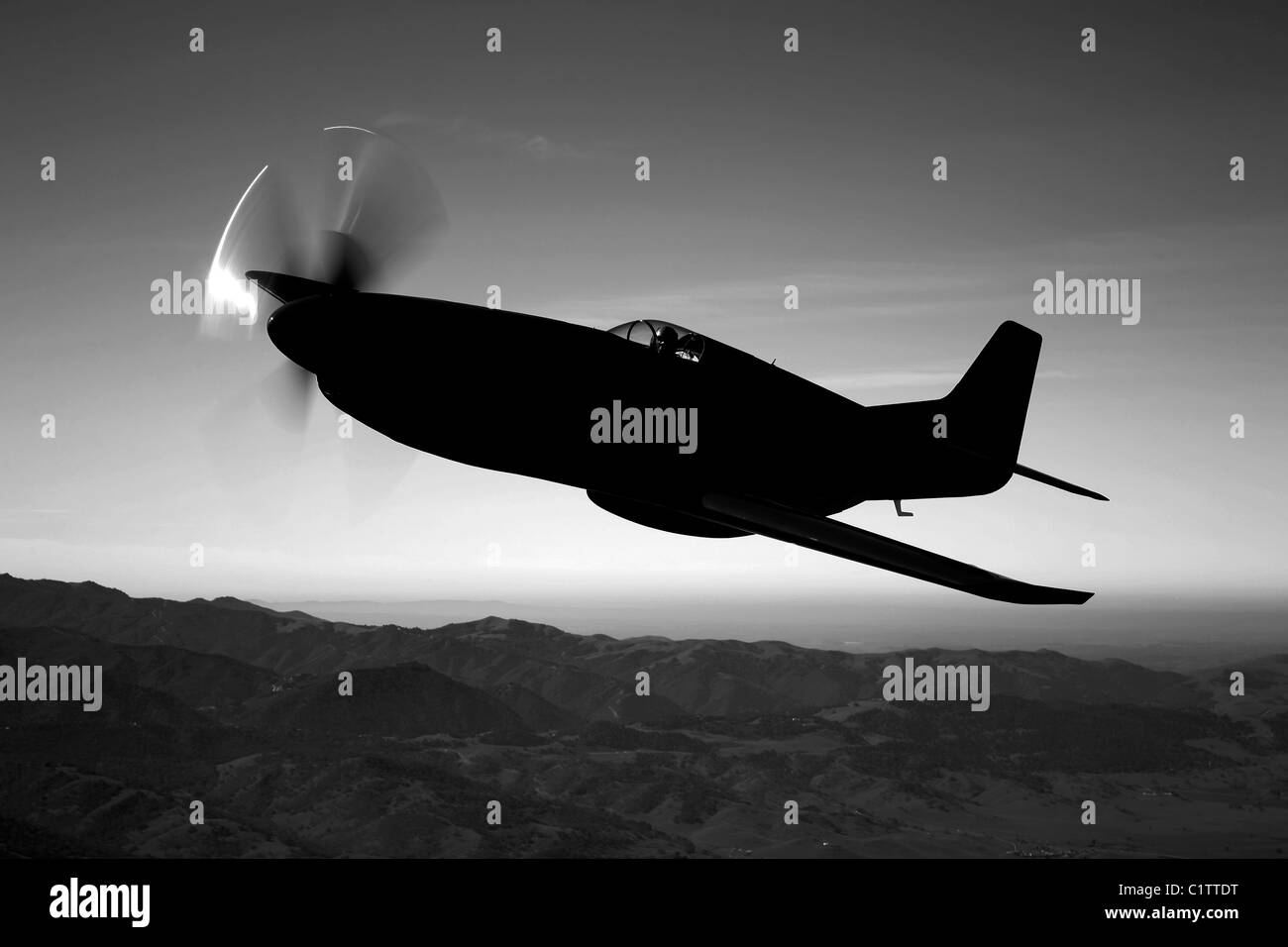 Un Grumman F6F Hellcat avion de chasse en vol au dessus de Chino, en Californie. Banque D'Images