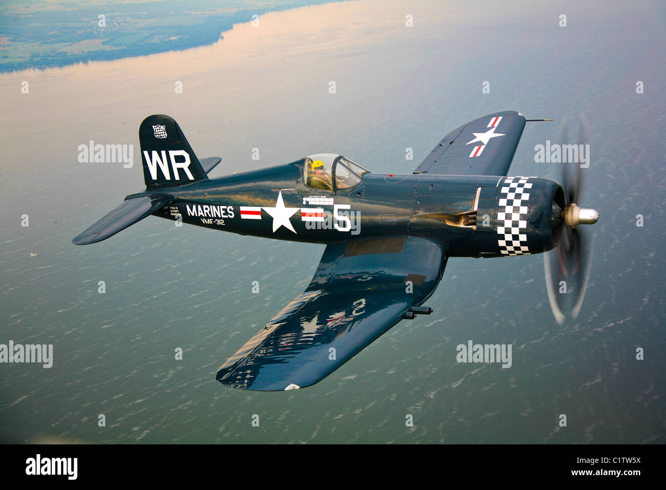 Un Vought F4U-5 Corsair en vol près de Oshkosh, Wisconsin. Banque D'Images