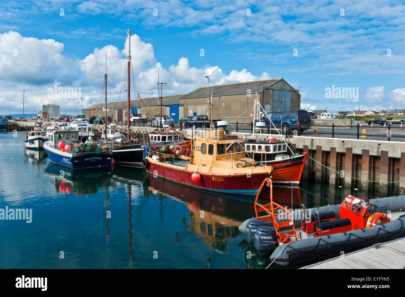 Le port de Kirkwall Orkney Ecosse avec les bateaux de pêche amarrés à la jetée sur un beau jour de juin Banque D'Images