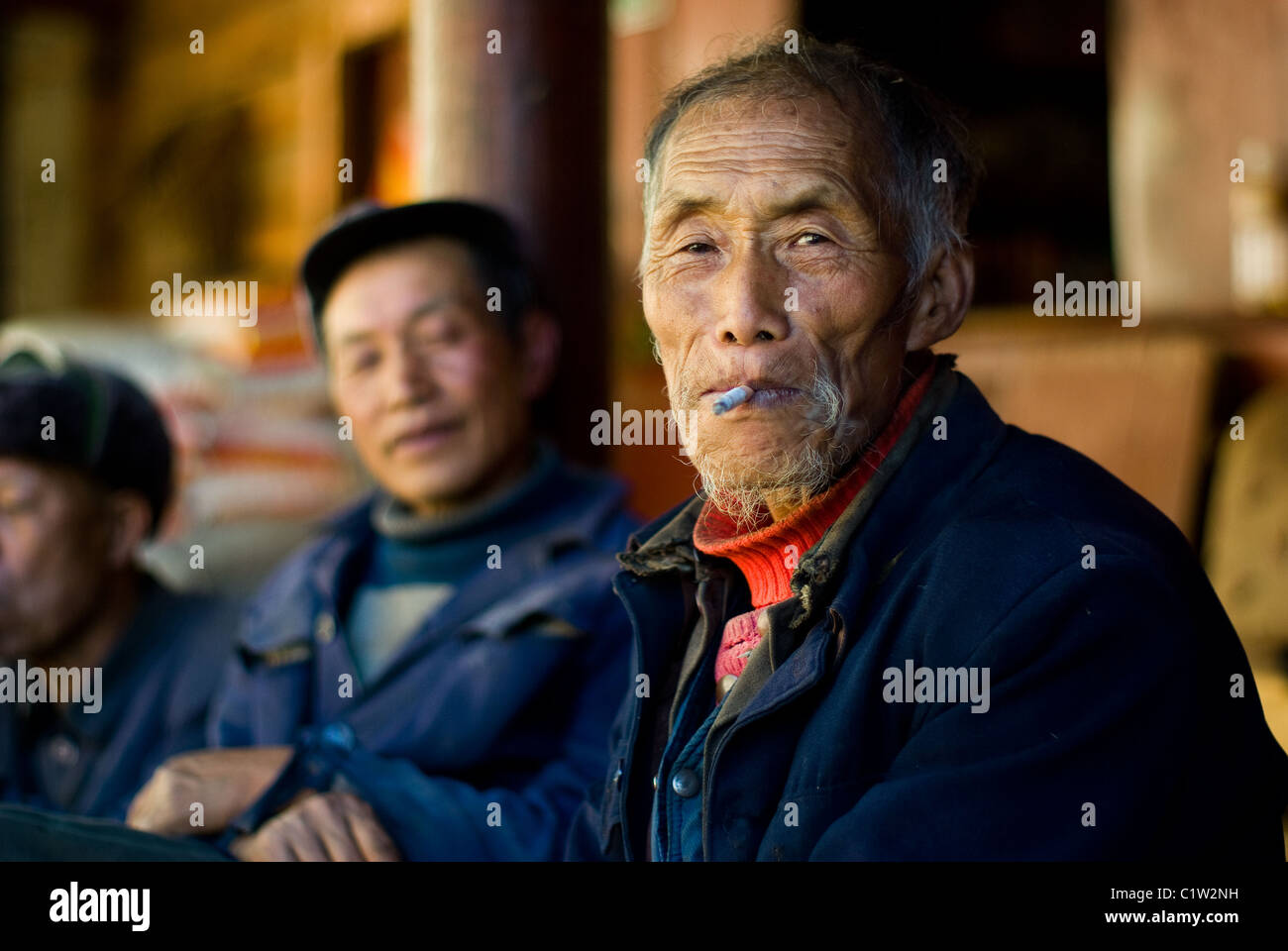 Vieux villageois yunnanese avec une cigarette Banque D'Images Vieux villageois yunnanese avec une cigarette Banque D'Images