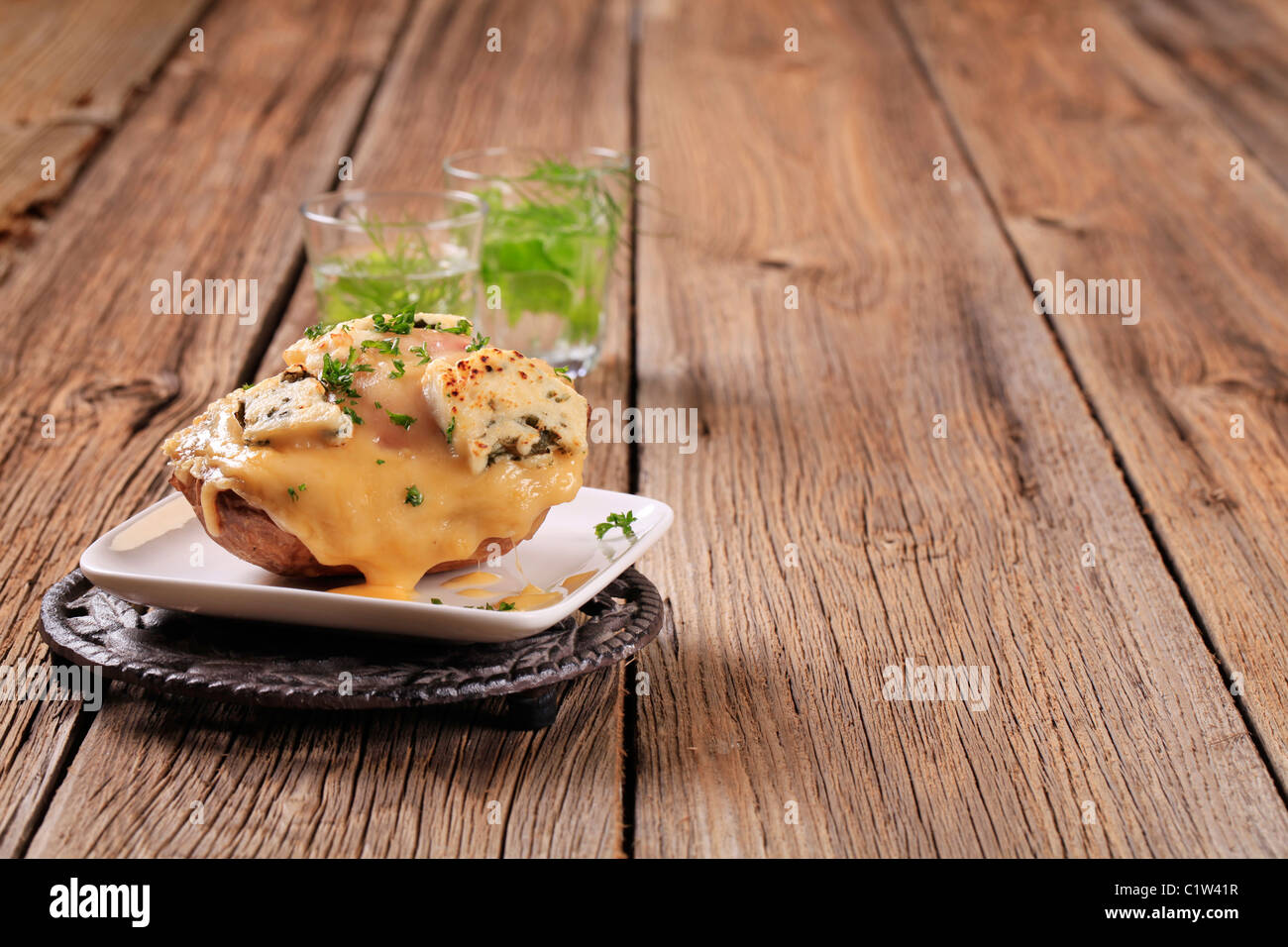 Deux fois le fromage double pomme de terre au four saupoudré de persil Banque D'Images