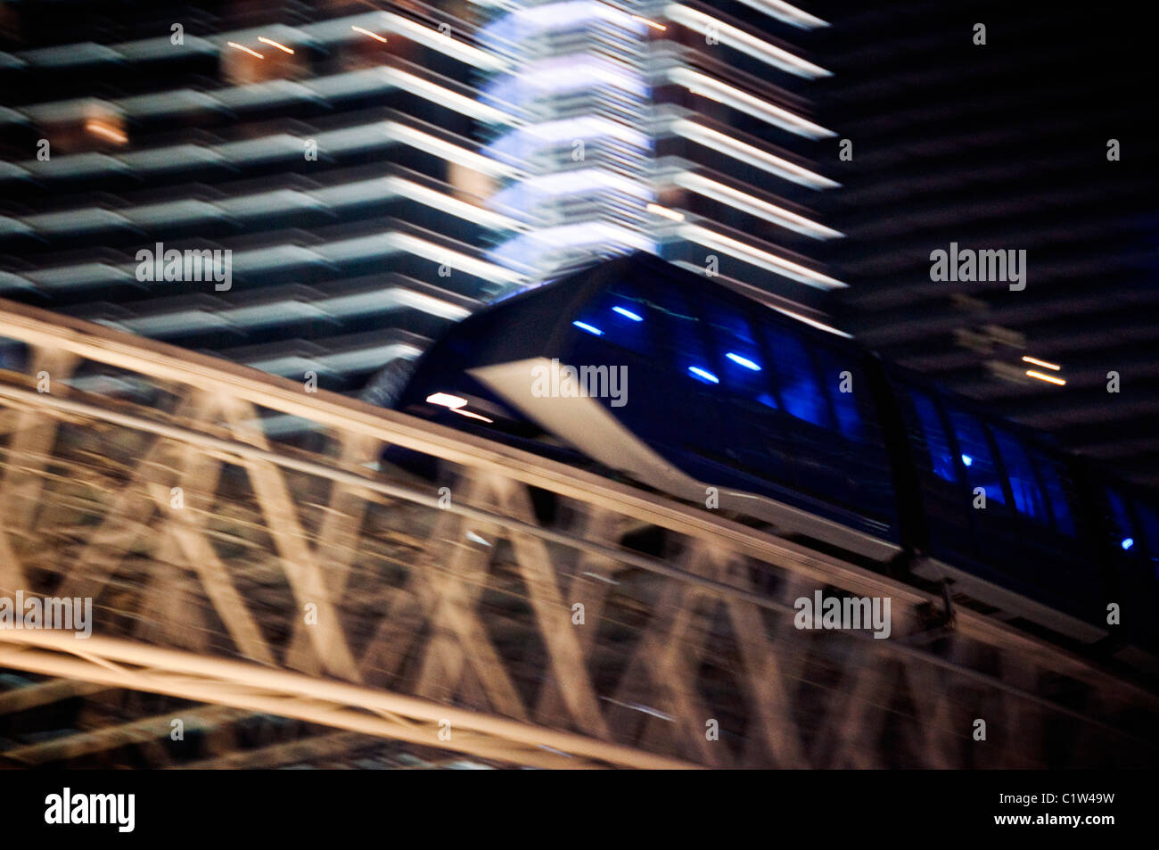 Déménagement monorail sur un pont avec un hôtel en arrière-plan, Aria Resort And Casino, Las Vegas Boulevard, The Strip, Las Vegas, Banque D'Images