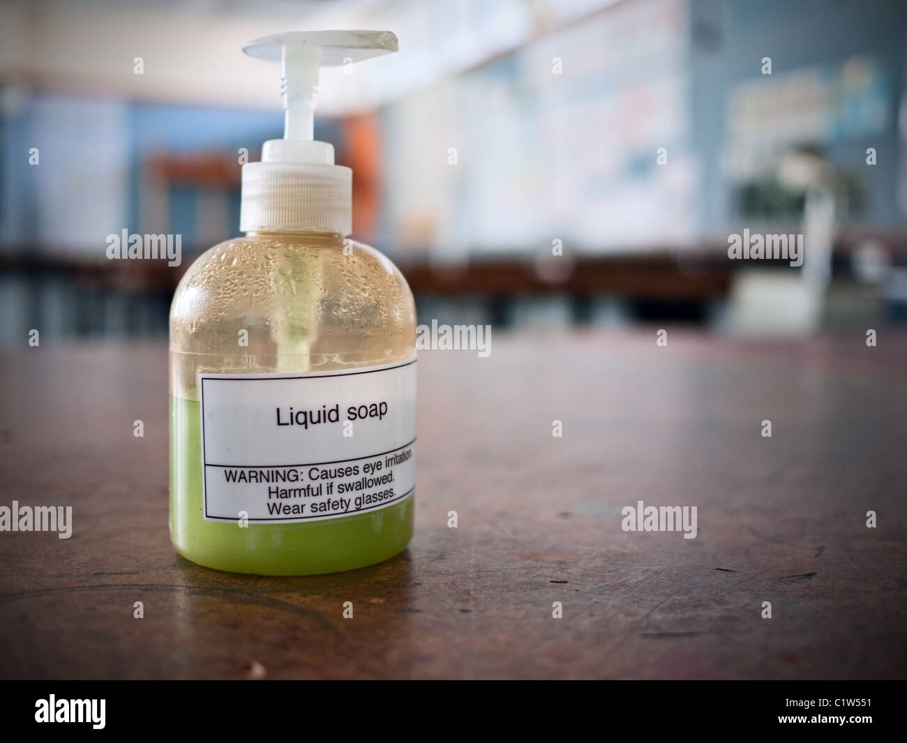Bouteille de savon liquide avec étiquette de sécurité à l'école laboratoire de sciences. Banque D'Images