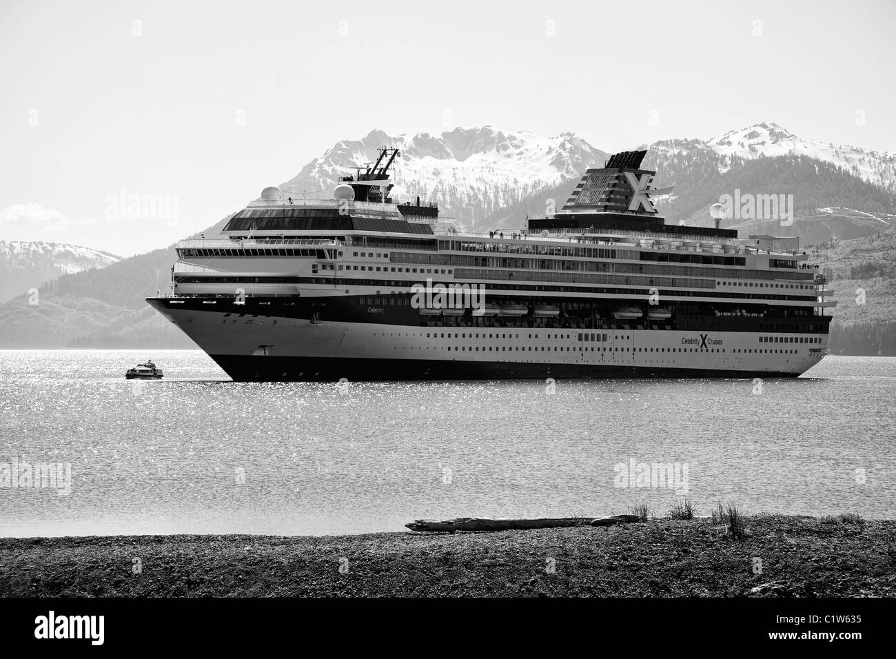 Bateau de croisière dans une baie, Glacier Bay, Icy Strait Point, Hoonah, Ville de l'Île Chichagof, Alaska, USA Banque D'Images