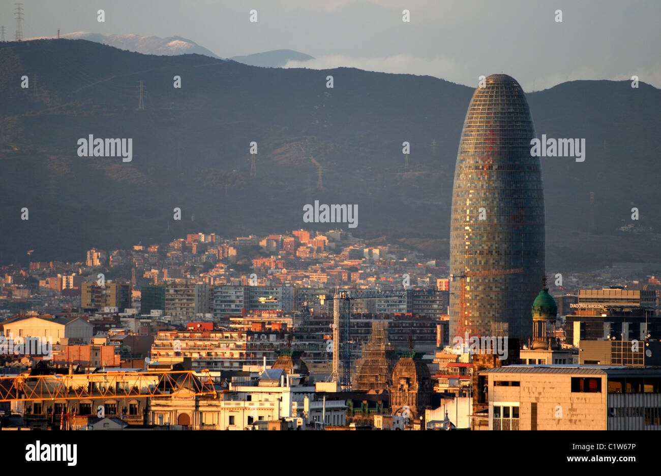 La Torre Agbar, à Barcelone, Espagne. Le gratte-ciel moderne a été conçu par l'architecte français Jean Nouvel. Banque D'Images