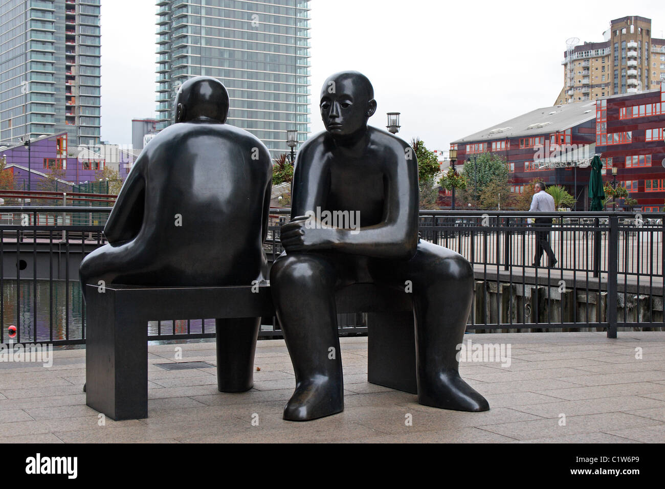 Une sculpture de l'artiste Giles Penny dans le quartier financier de Canary Wharf, Londres, Angleterre. Banque D'Images