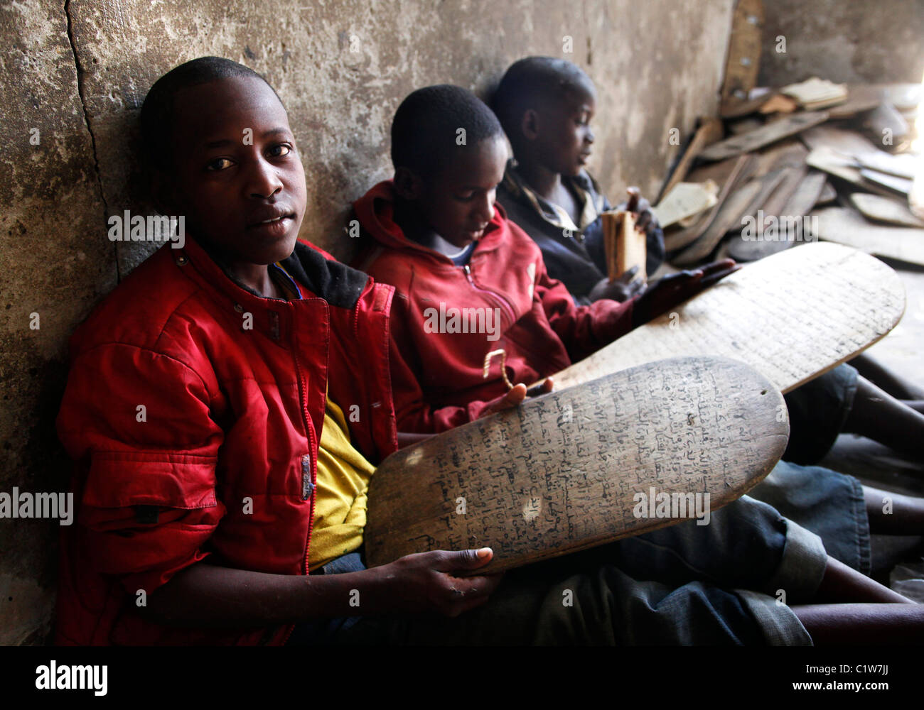 Les jeunes enfants apprennent le coran à partir de tablettes de bois dans une école coranique Talib à Saint Louis, Sénégal Banque D'Images