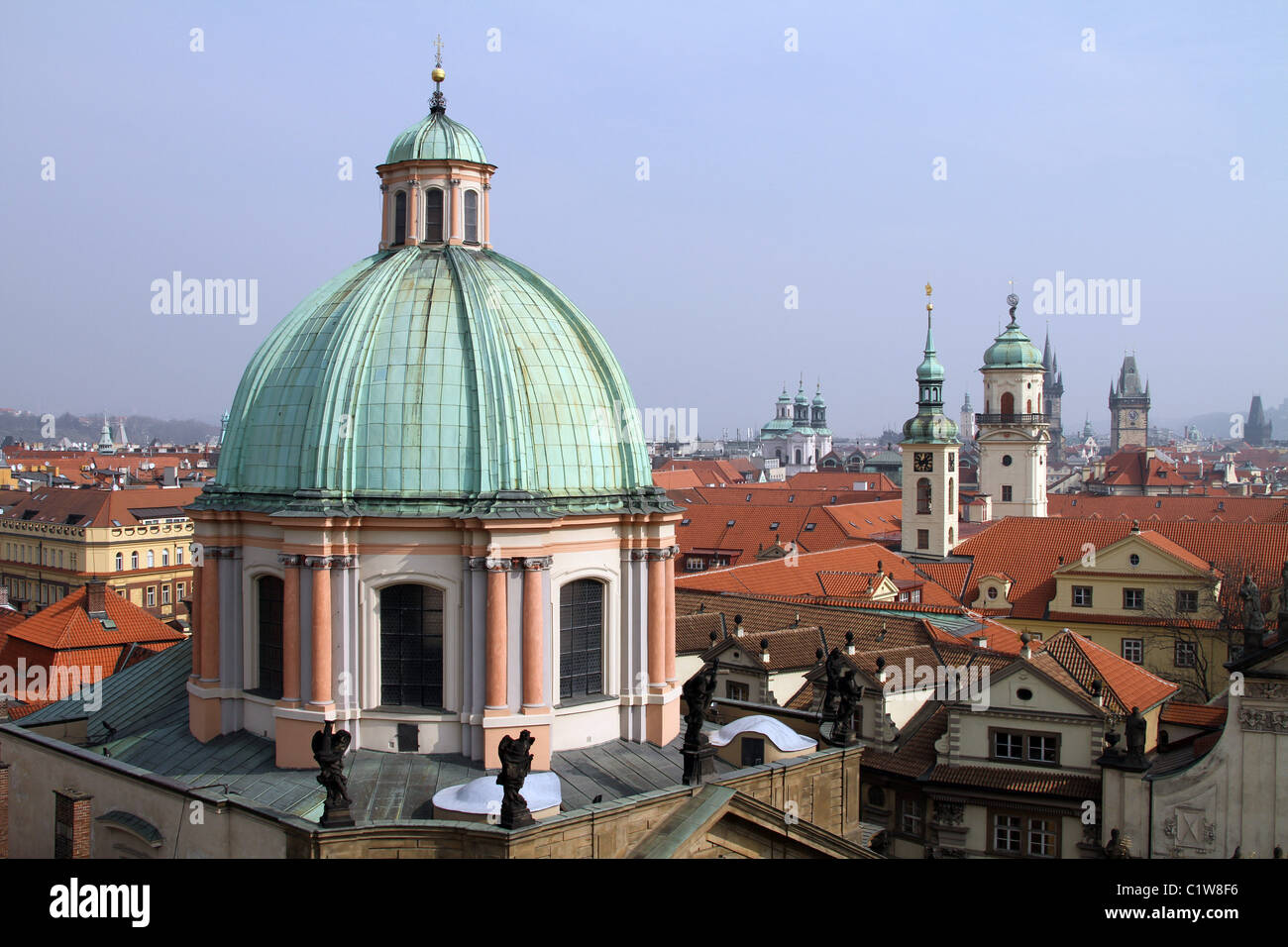 Tours d'église, l'église Saint François d'assise et les toits de la ville de Prague à Prague, République Tchèque Banque D'Images