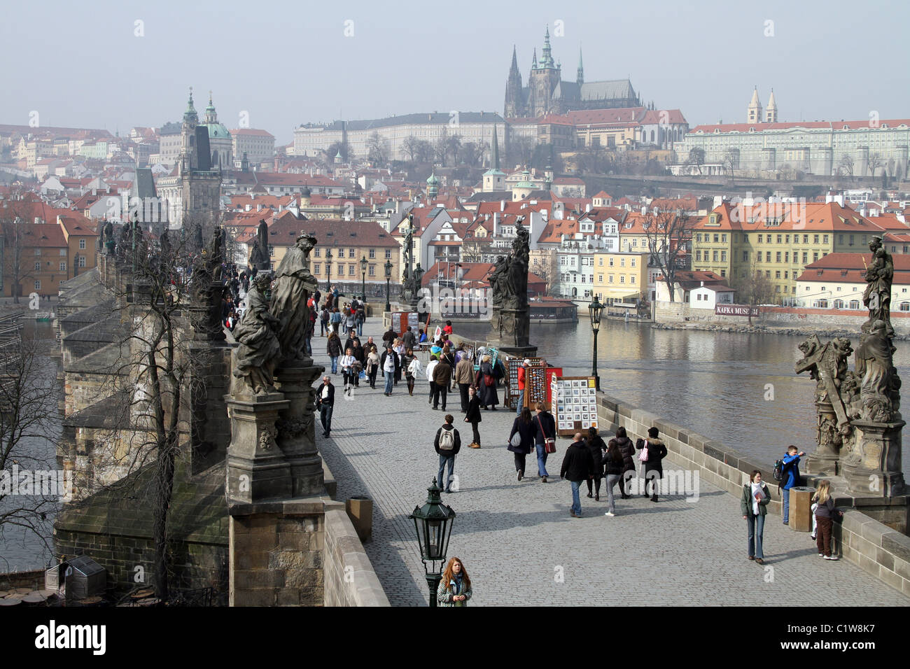 Les touristes sur le pont Charles à Prague, République Tchèque Banque D'Images