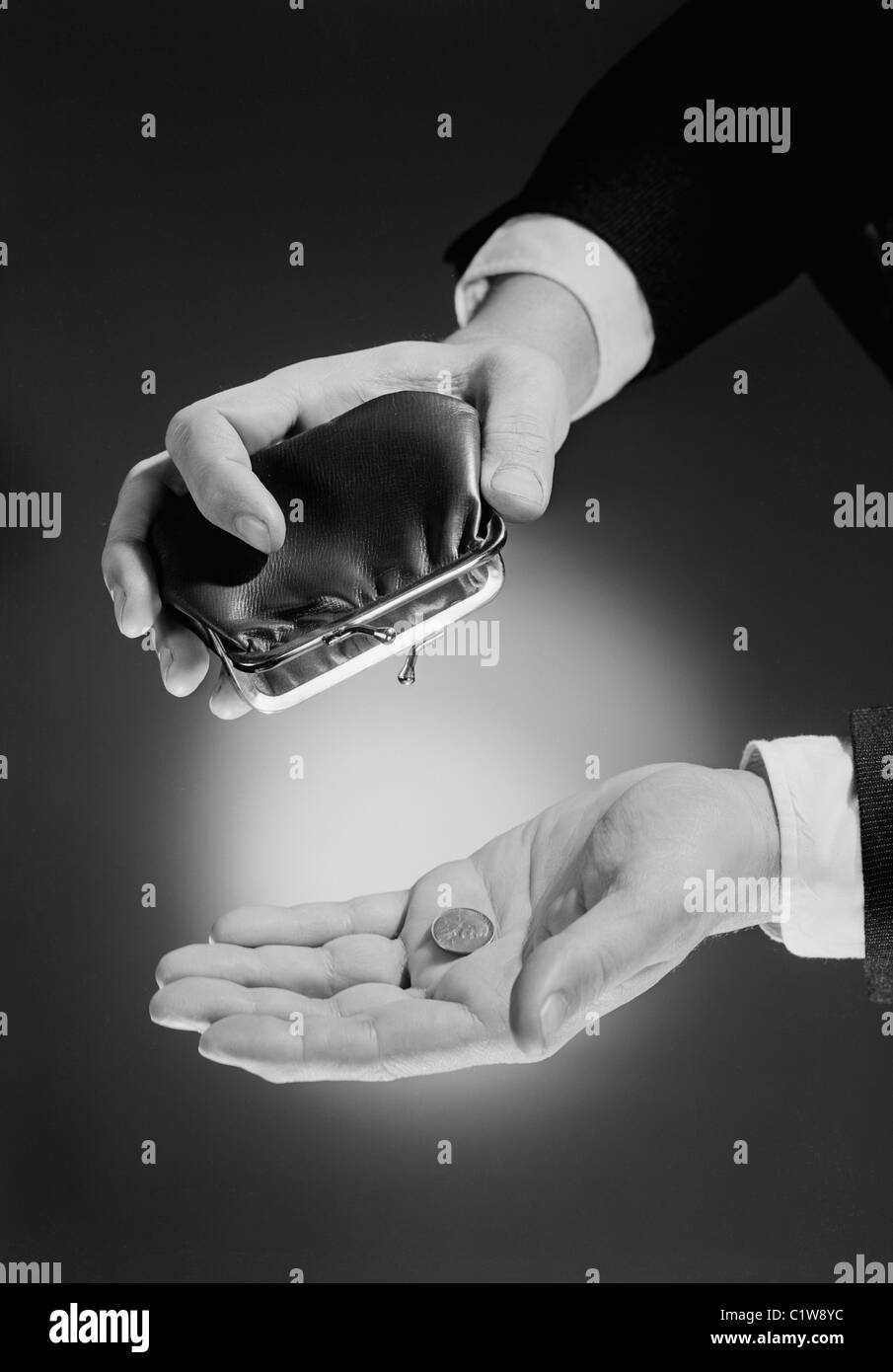 Mans hands holding bourse avec une pièce Banque D'Images