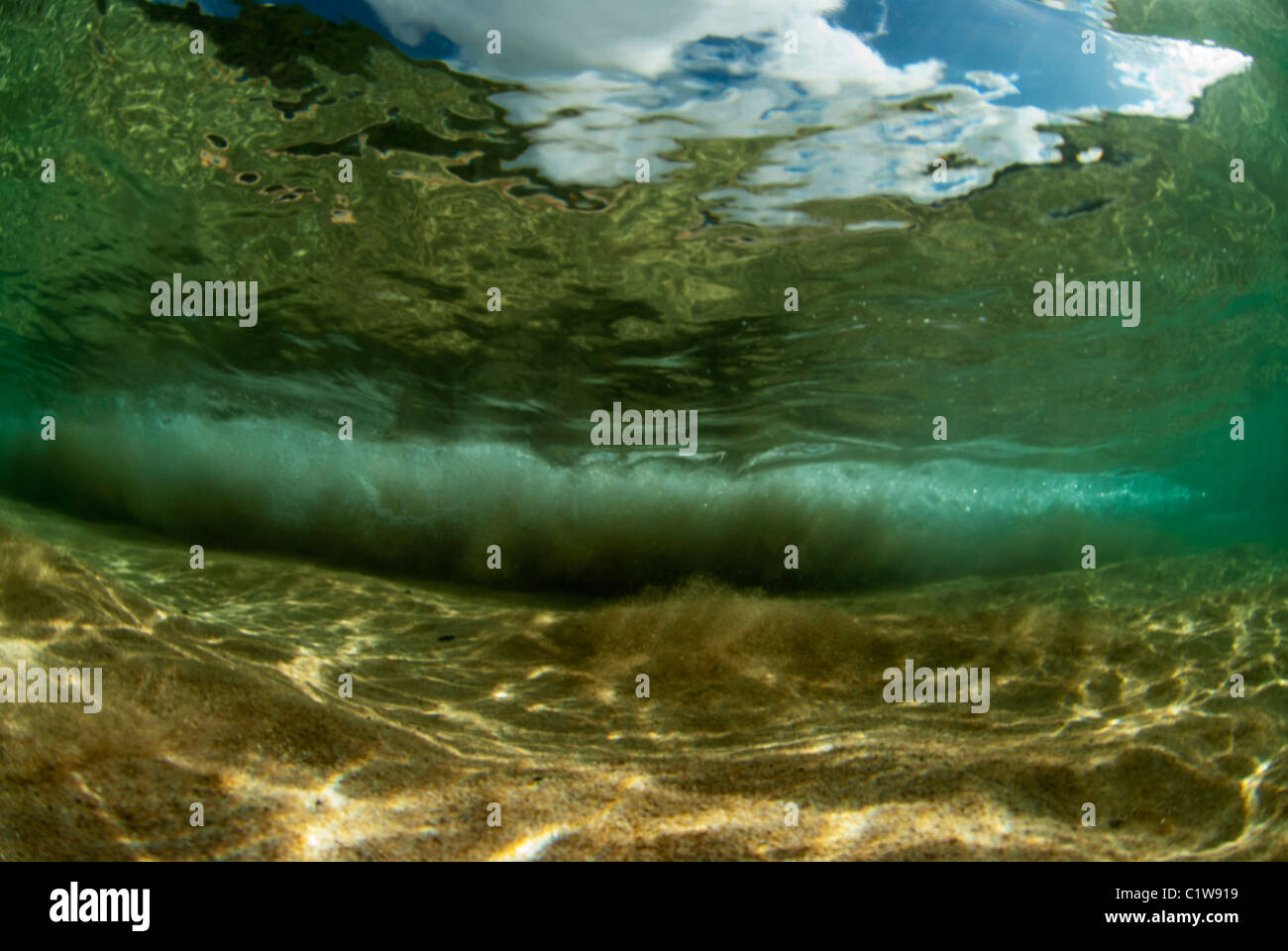 Plan large sous-marine d'une vague se brisant sur l'océan de sable bas étage. Banque D'Images