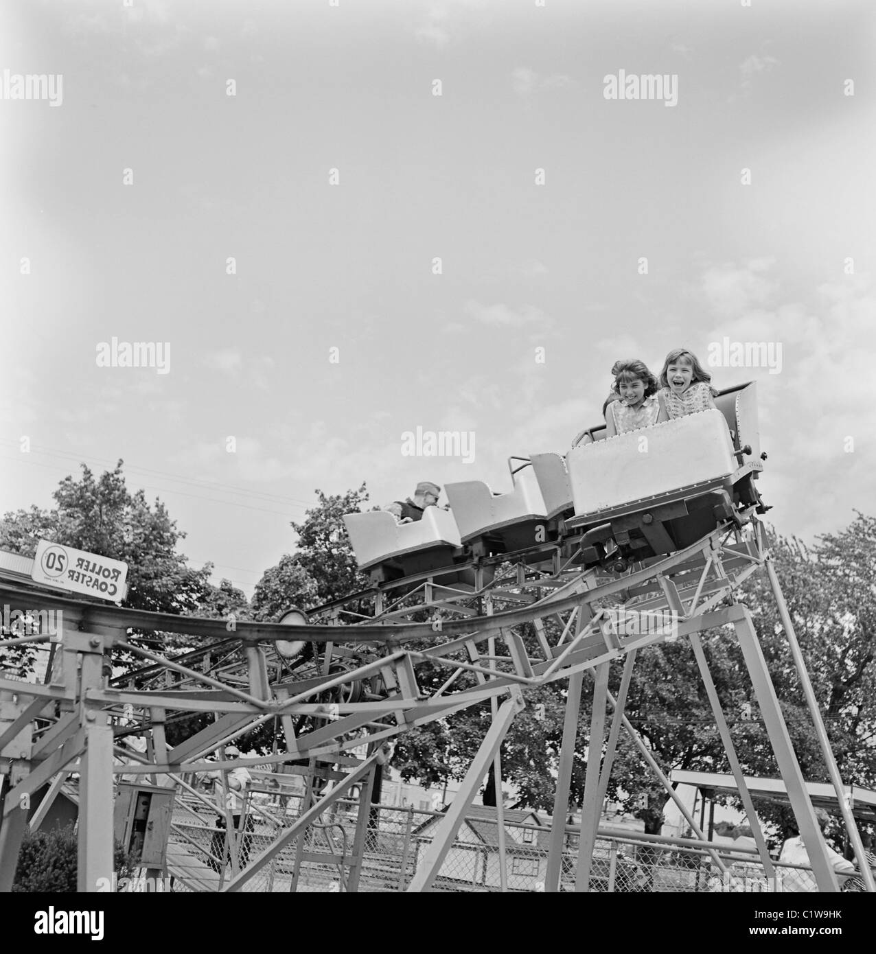 Les filles circonscription rollercoaster Banque D'Images