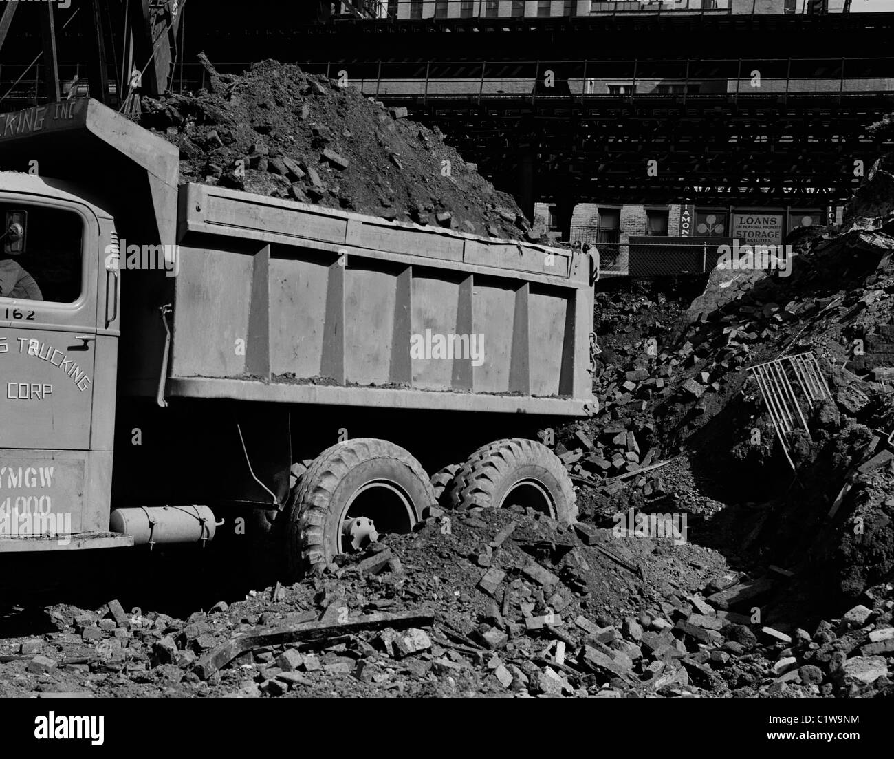 Camion transportant le sol dans le cadre de projet d'excavation Banque D'Images
