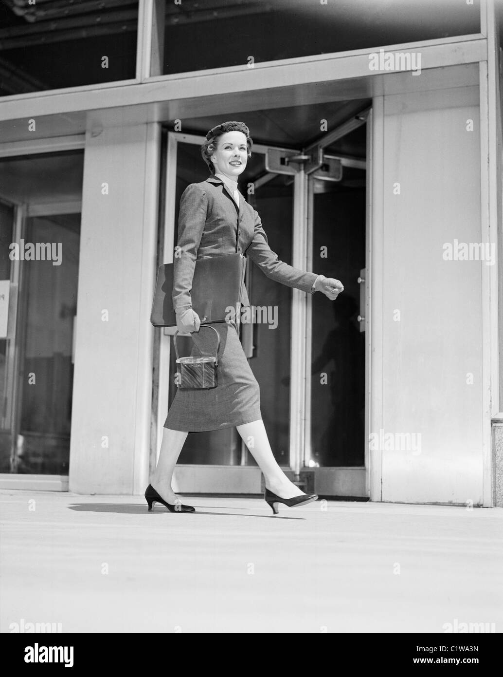 Femme à l'extérieur du bâtiment Banque D'Images