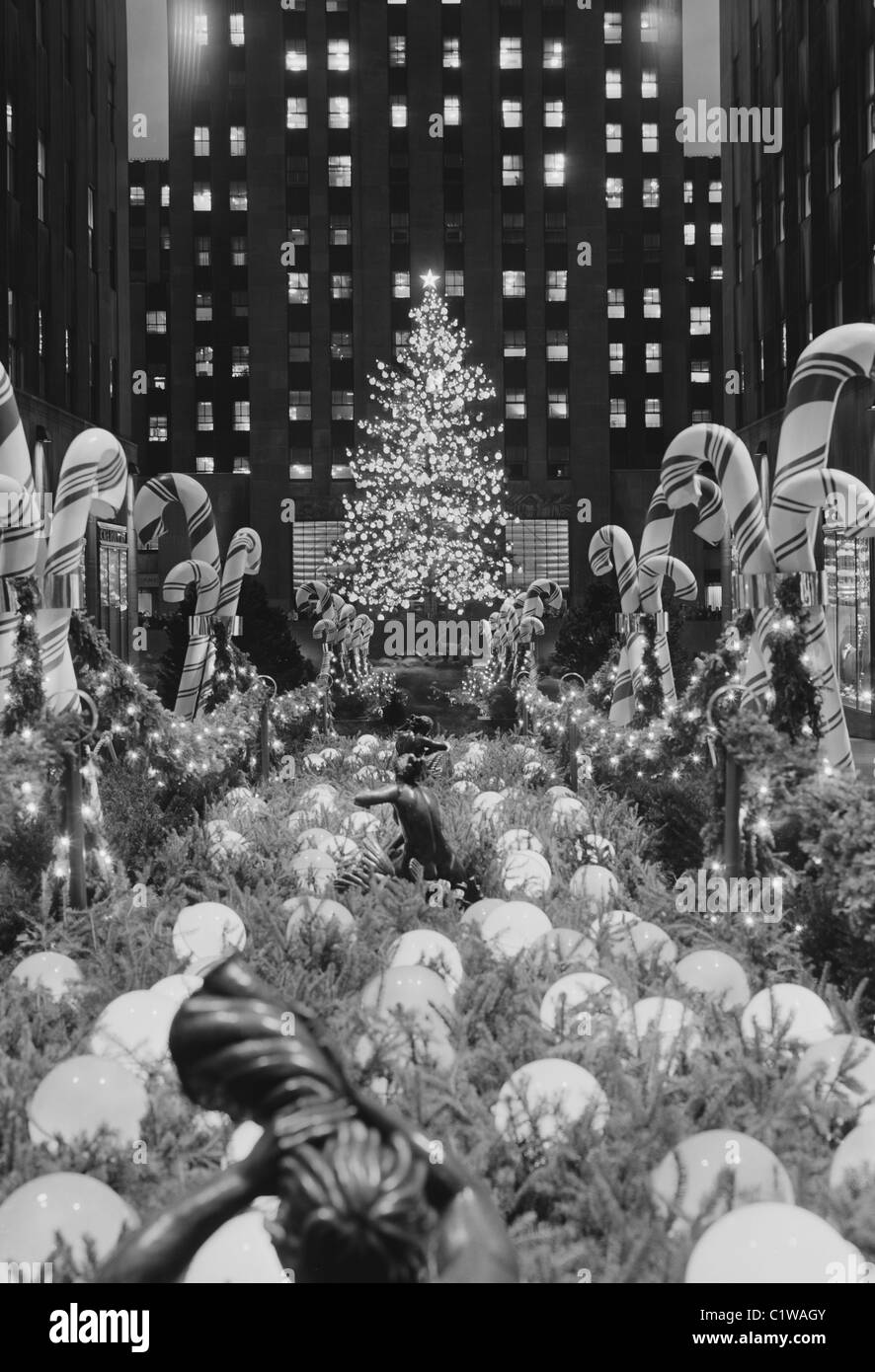 USA, l'État de New York, New York City, les décorations de Noël, de l'hôtel Plaza et de radio Ville en arrière-plan, 1956 Banque D'Images