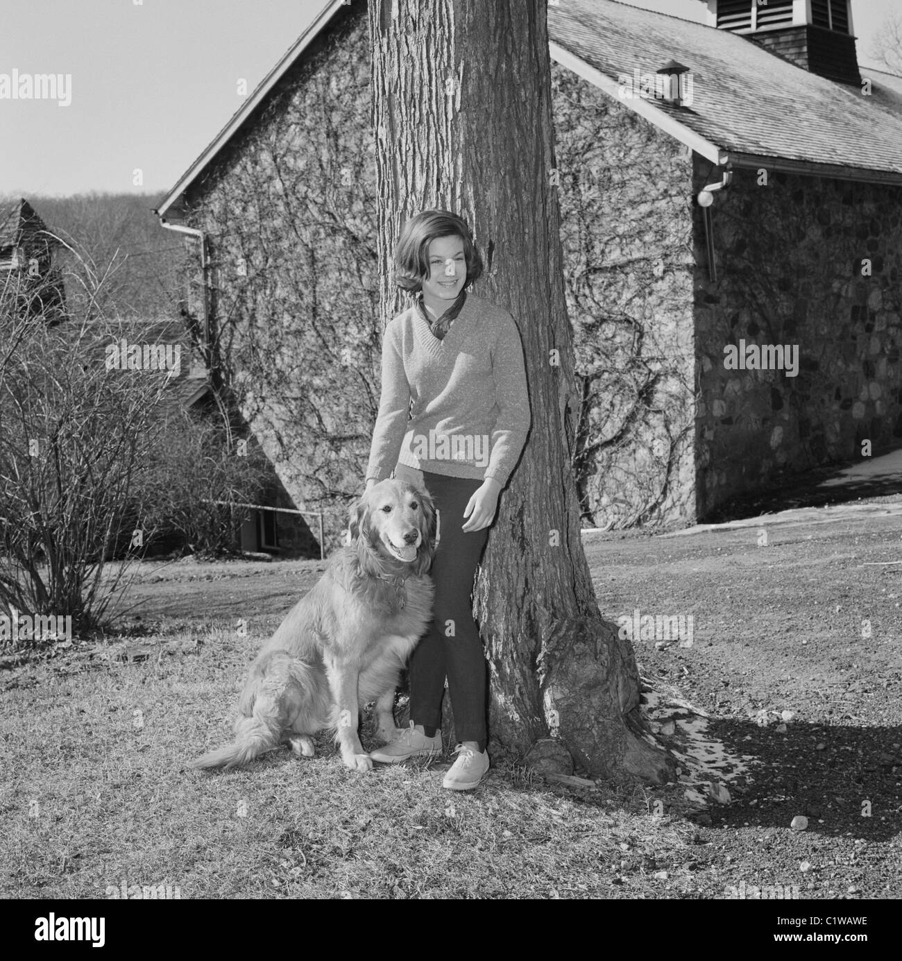Woman with dog in backyard Banque D'Images