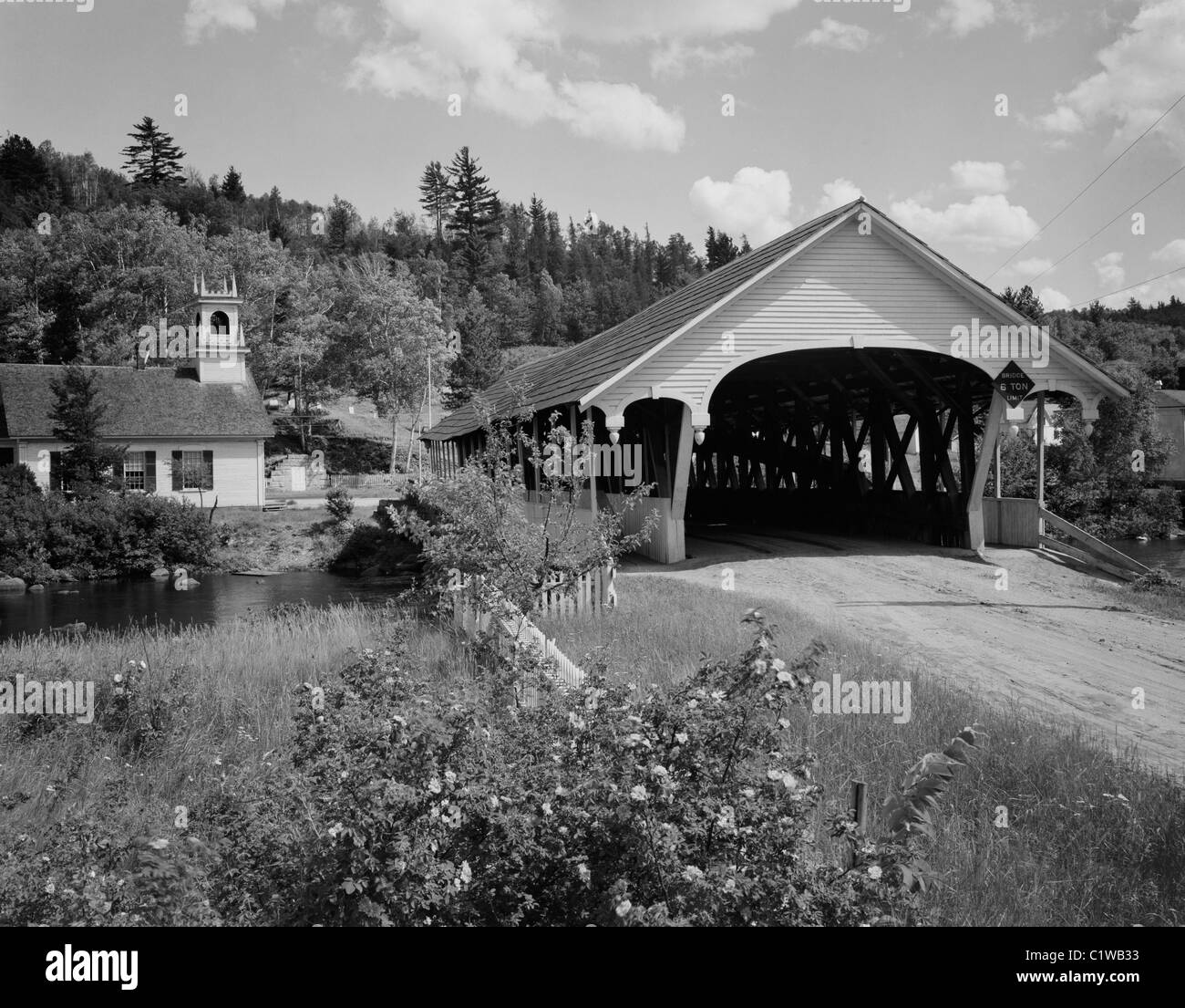 USA, New Hampshire, Stark, pont couvert et Methodist Church Banque D'Images