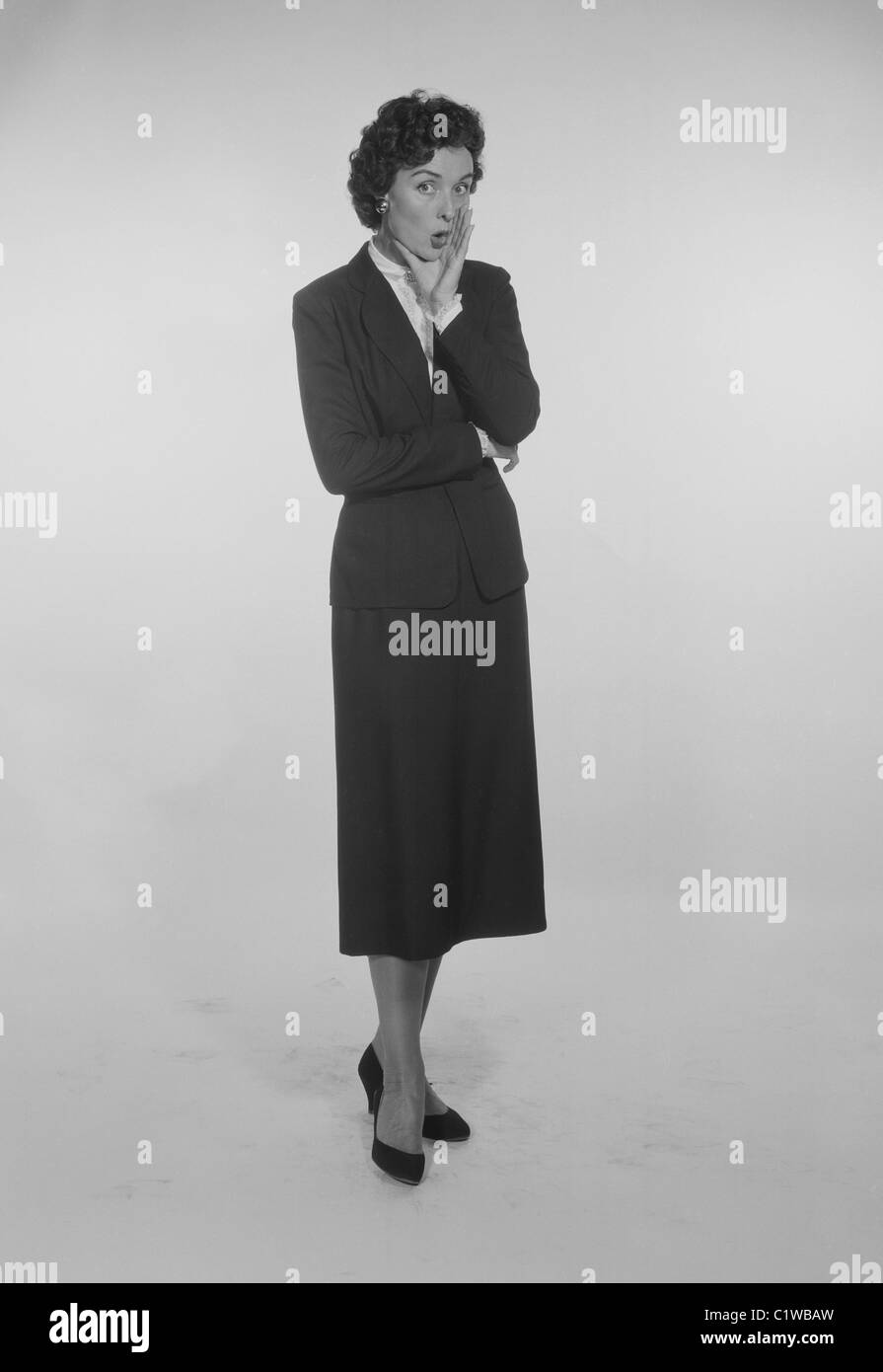 Studio Portrait of a Mid adult woman gesturing Banque D'Images