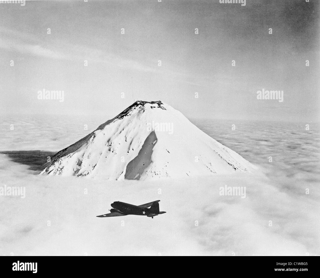 États-unis, Îles Aléoutiennes, Naval Air Transport vol face à Attu au-dessus des sommets enneigés du volcan Caroloi Banque D'Images