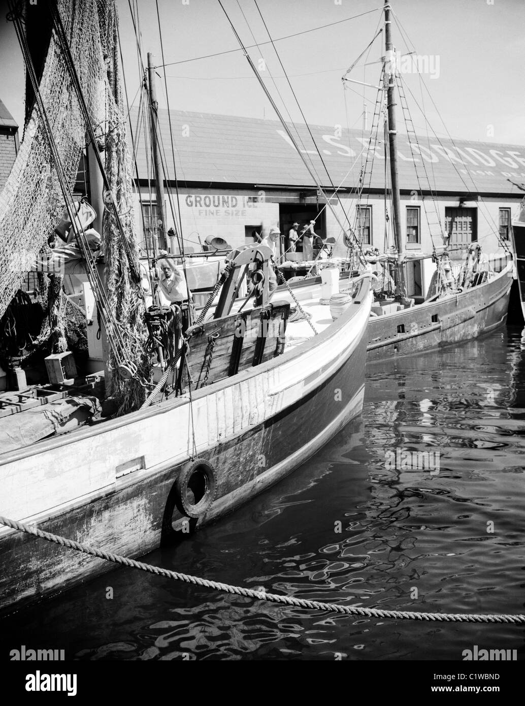 Bateaux amarrés dans le port de pêche Banque D'Images
