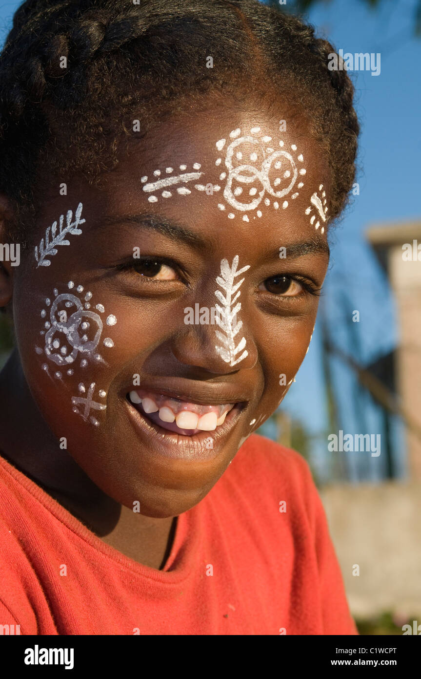 Madagascar, Nosy Be, fille aux peintures corporelles traditionnelles Banque D'Images