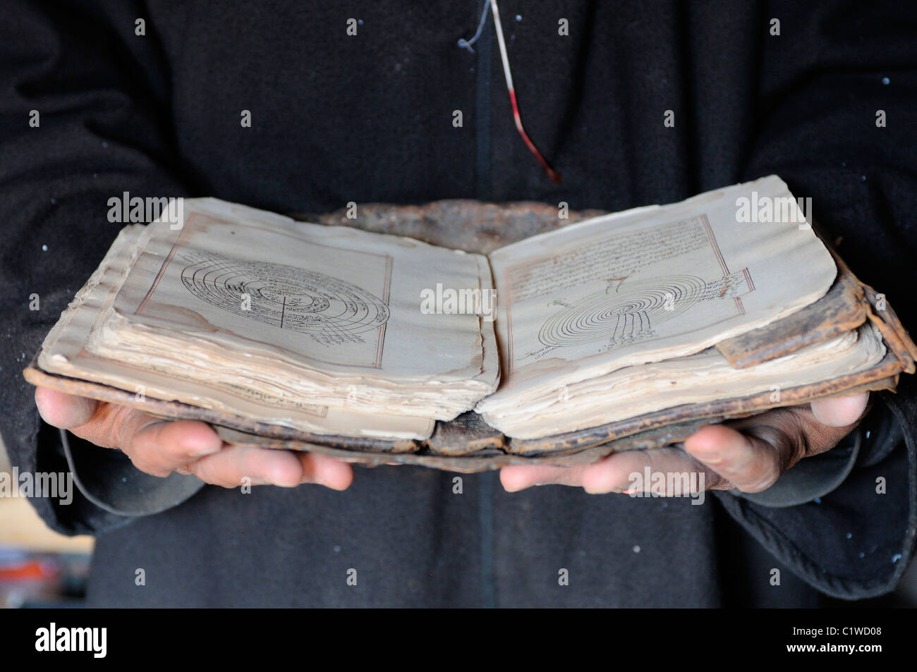 La Mauritanie, Ouadane, man holding vieux manuscrits du saint Coran Banque D'Images