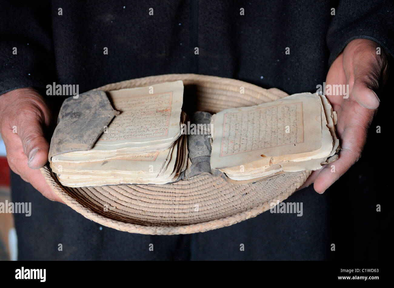 La Mauritanie, Ouadane, man holding vieux manuscrits du Coran Banque D'Images