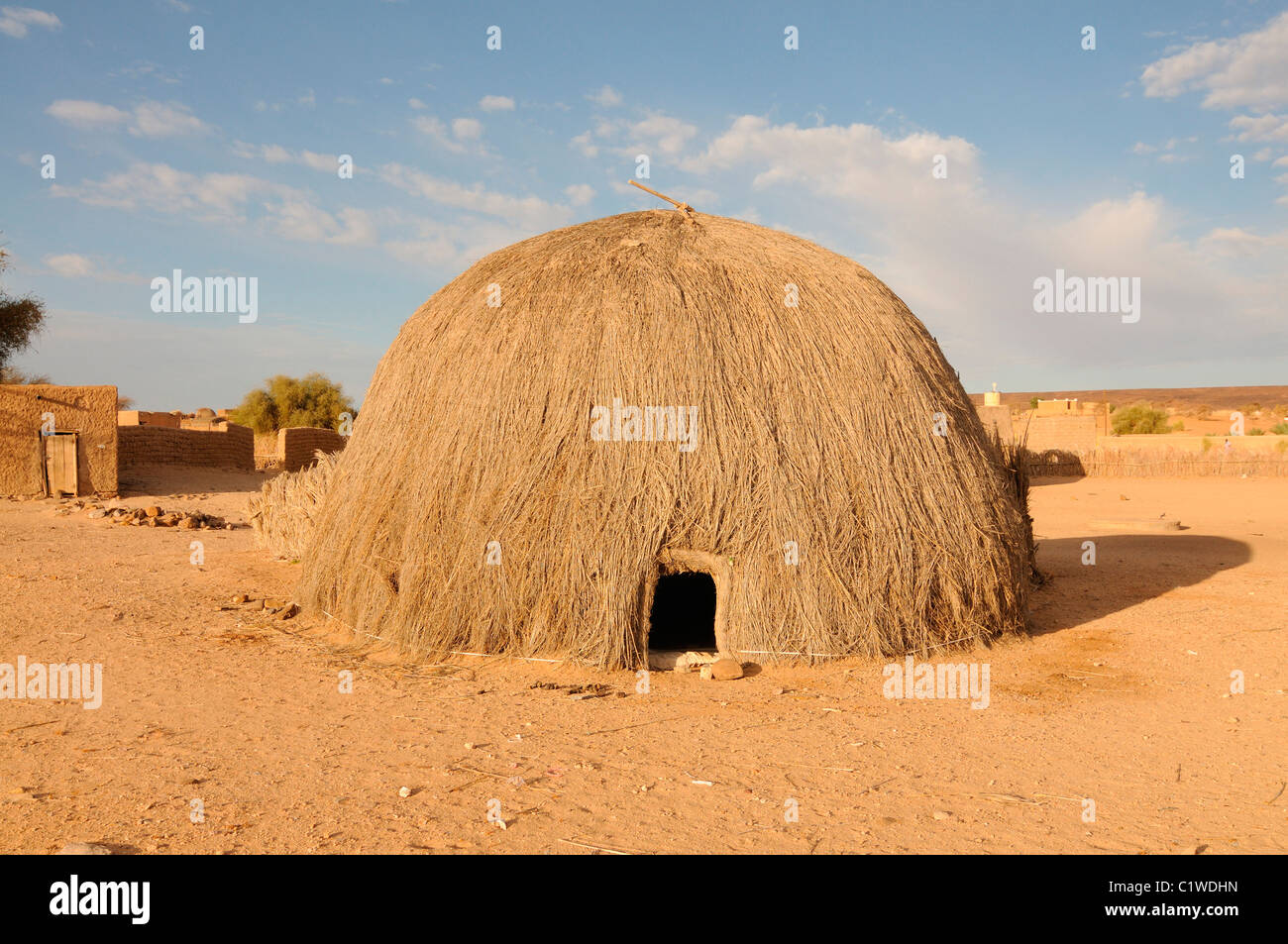 La Mauritanie, maison traditionnelle en paille sur la campagne dans le