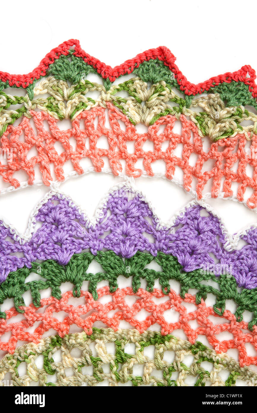 Serviette multicolores tricotées isolée sur fond blanc Banque D'Images