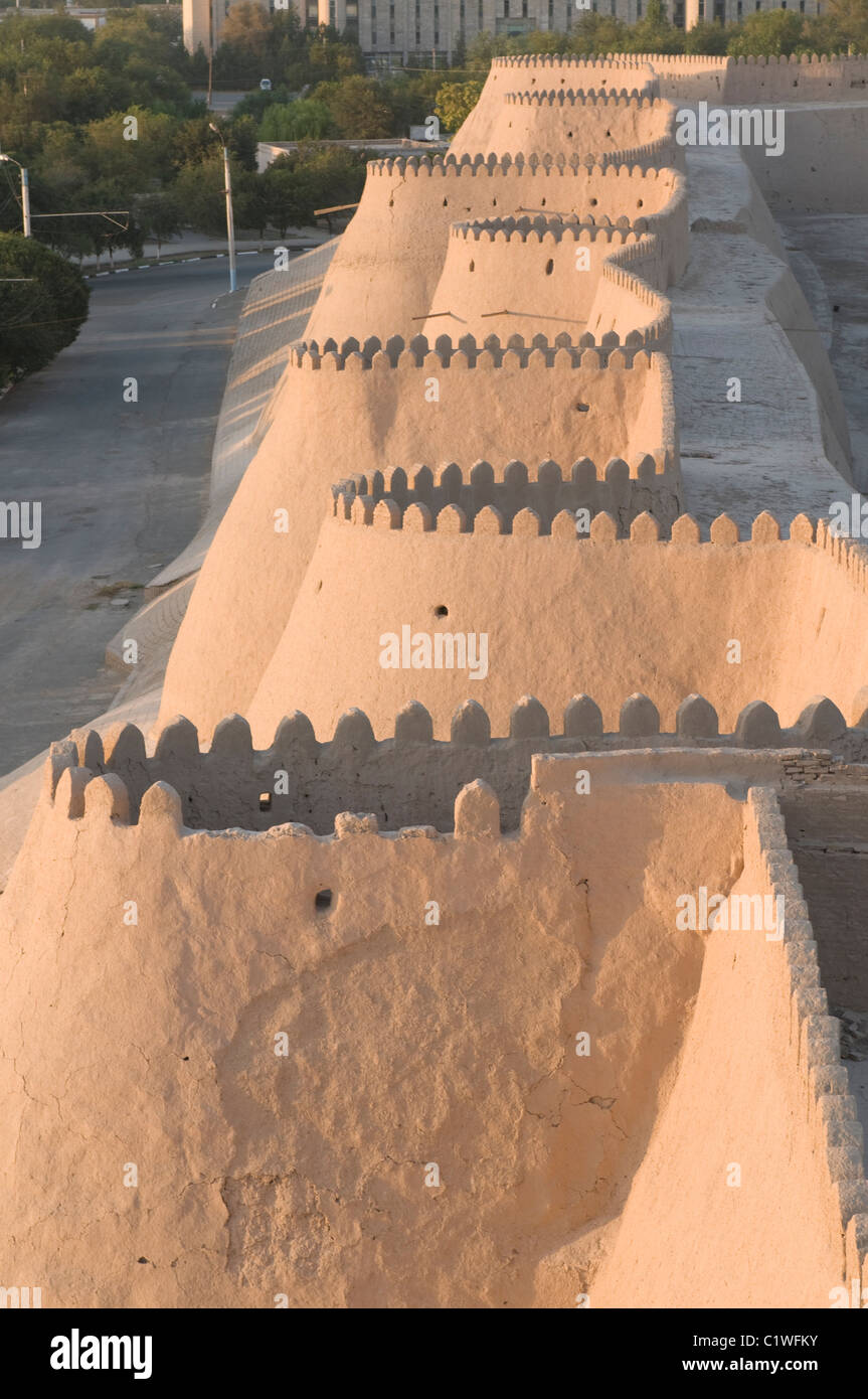 L'Ouzbékistan, Khiva, ville puissante forteresse Ichon-Qala de mur Banque D'Images