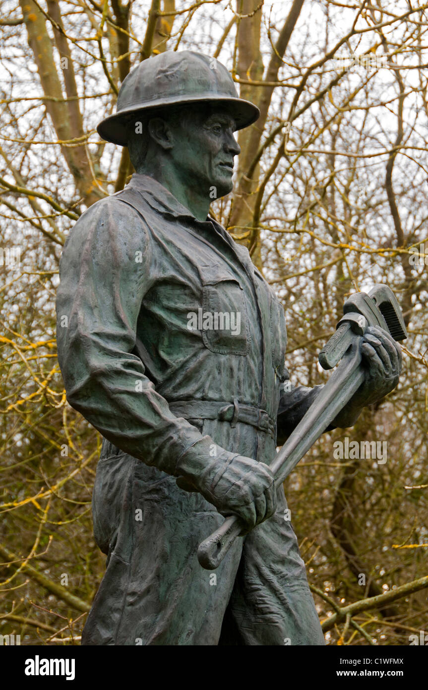 Les champs de pétrole, une statue de guerrier par Jay O'Melia. L'huile de bois de Dukes Museum et réserve naturelle, Lancashire, England, UK Banque D'Images