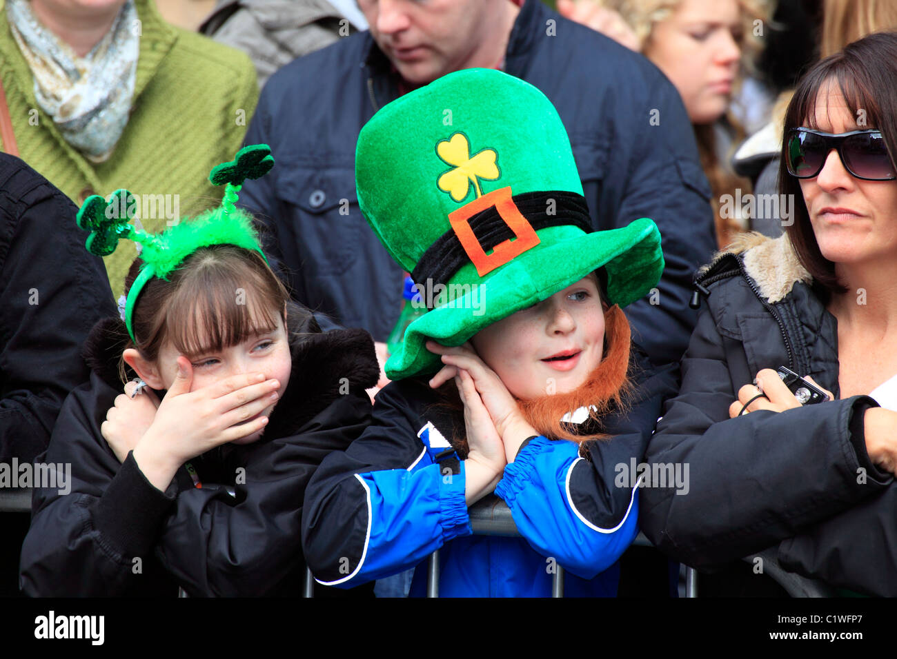 St.Patrick's day Dublin Ireland, chapeaux verts funny Kids Banque D'Images