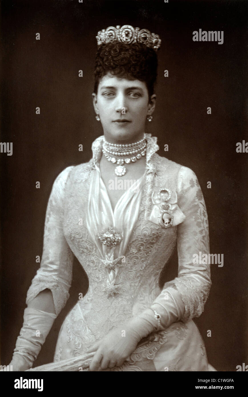 Portrait de la princesse Alexandra du Danemark (1844-1925) Reine d'Angleterre, Grande-Bretagne, Royaume-Uni et consort du roi Edward VII portant des vêtements et un corset édouardiens montrant une taille de guêpe. Woodburytype photo c1889 Banque D'Images