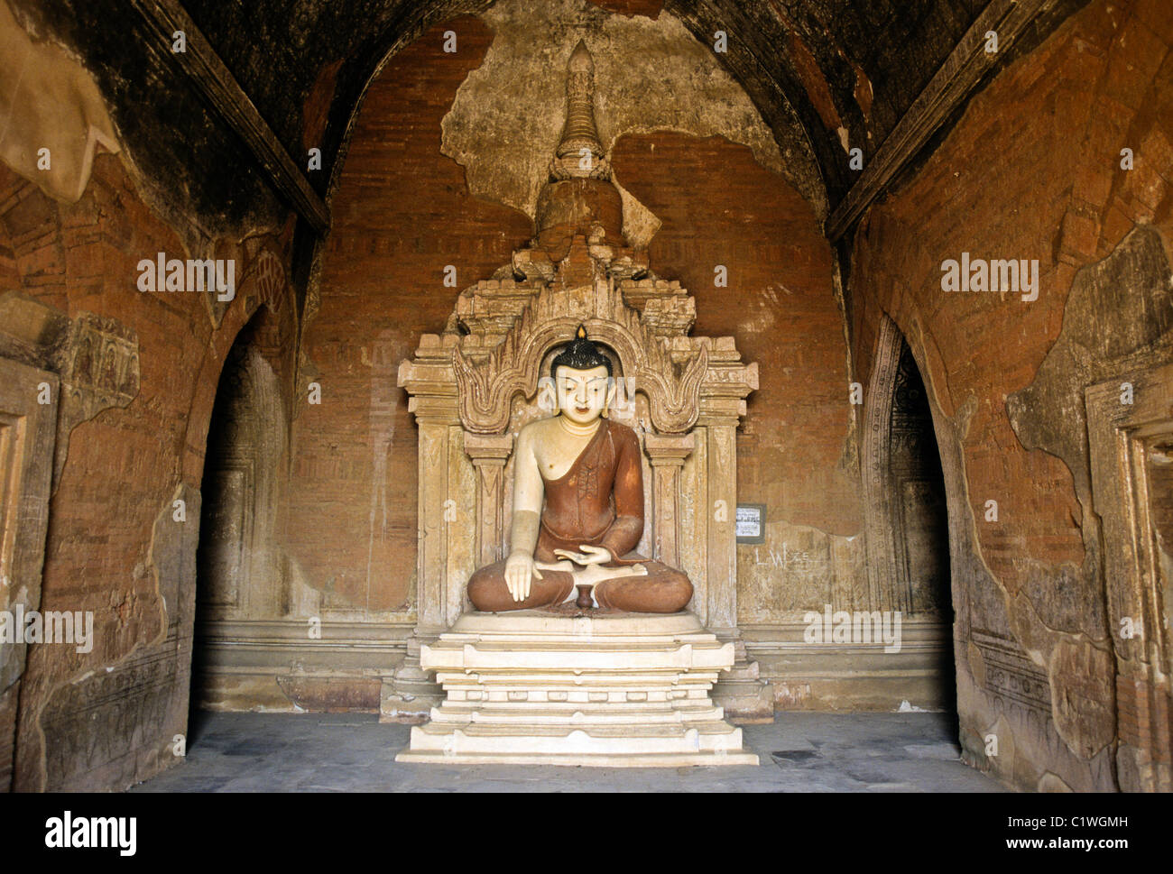 Image de Bouddha assis dans Htilominlo Temple, Bagan (Pagan), le Myanmar (Birmanie) Banque D'Images