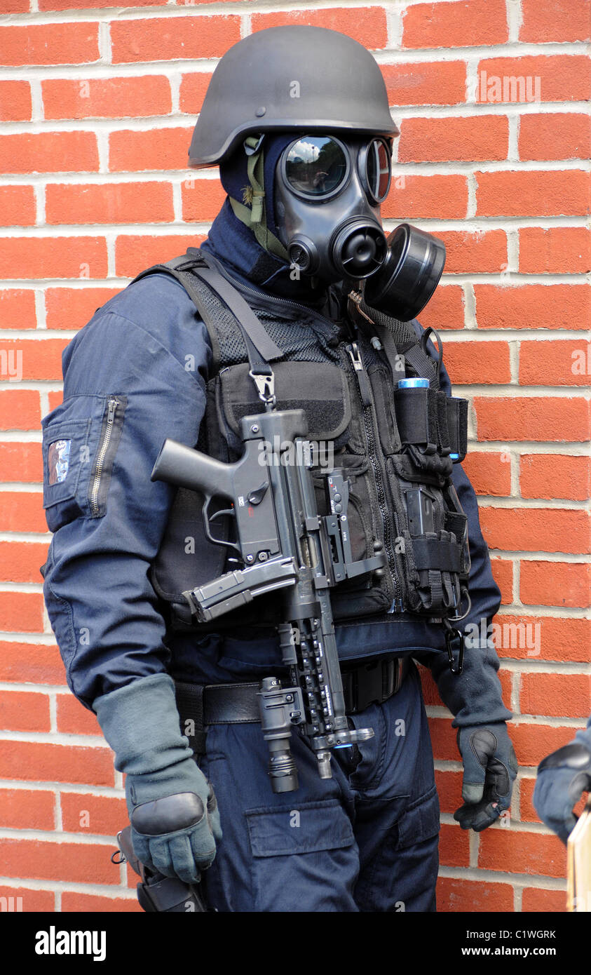 SWAT Police officer en masque à gaz avec MP5 machine gun. Du vrai policier. Banque D'Images